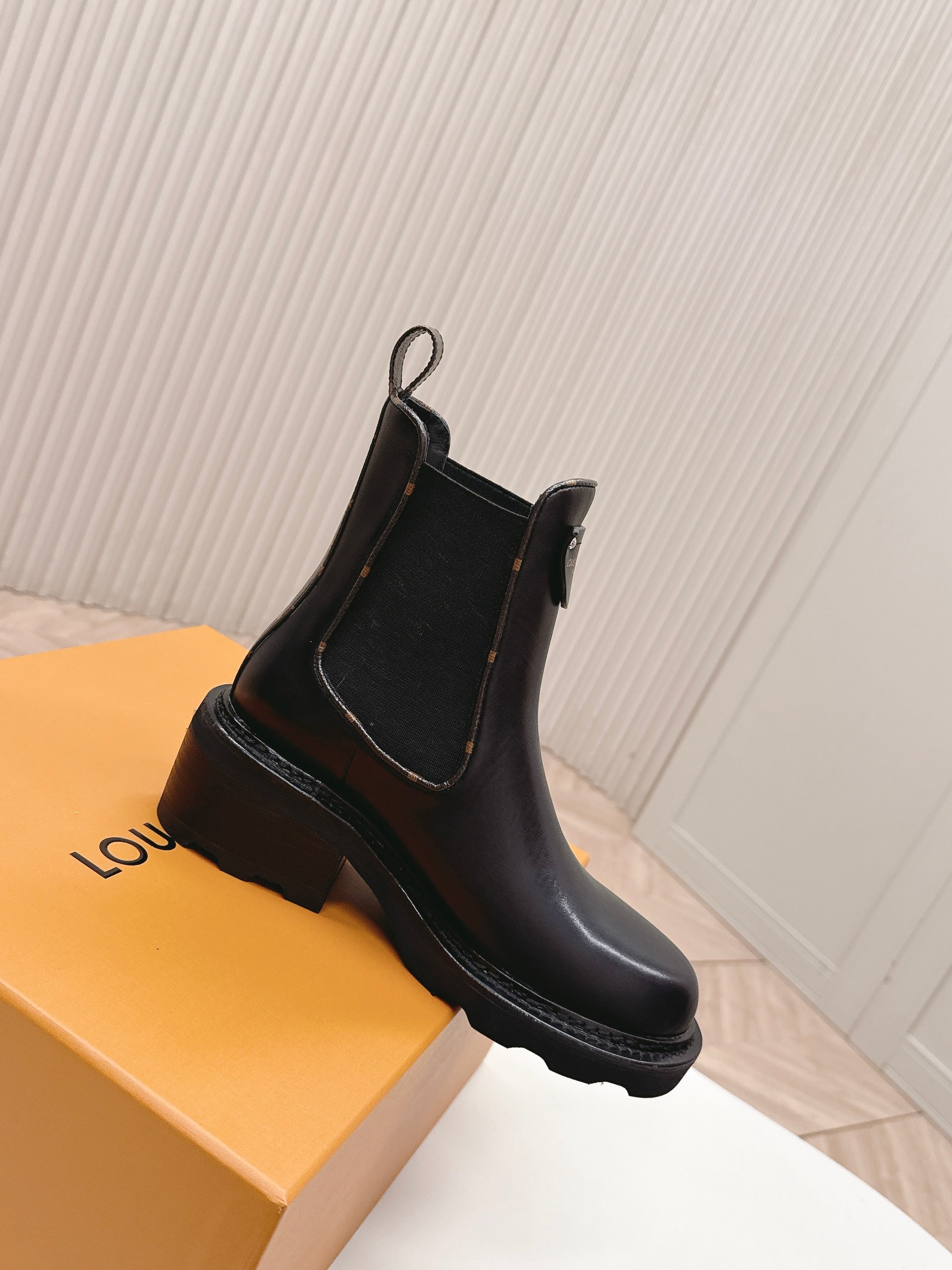 LV 2026  Beaubourg Platform Ankle Boot Black Calfskin 595465