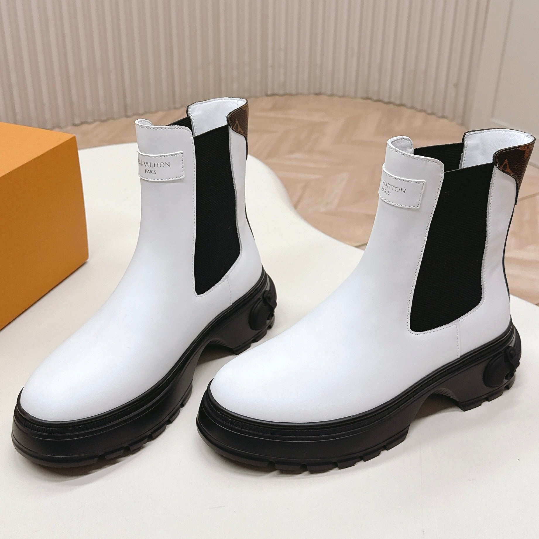 LV 2026 Martin Boot White Black Calfskin 595455