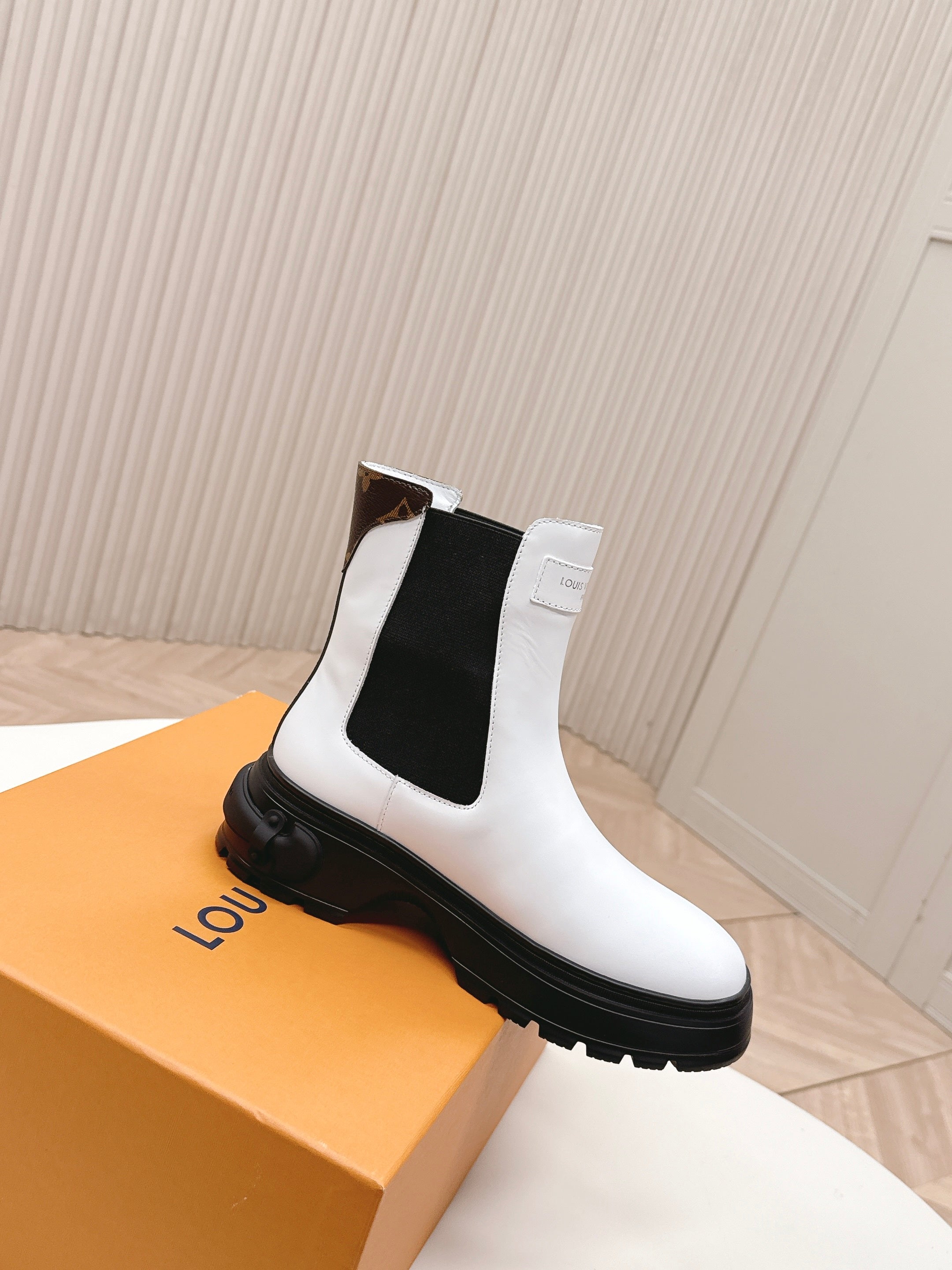 LV 2026 Martin Boot White Black Calfskin 595455