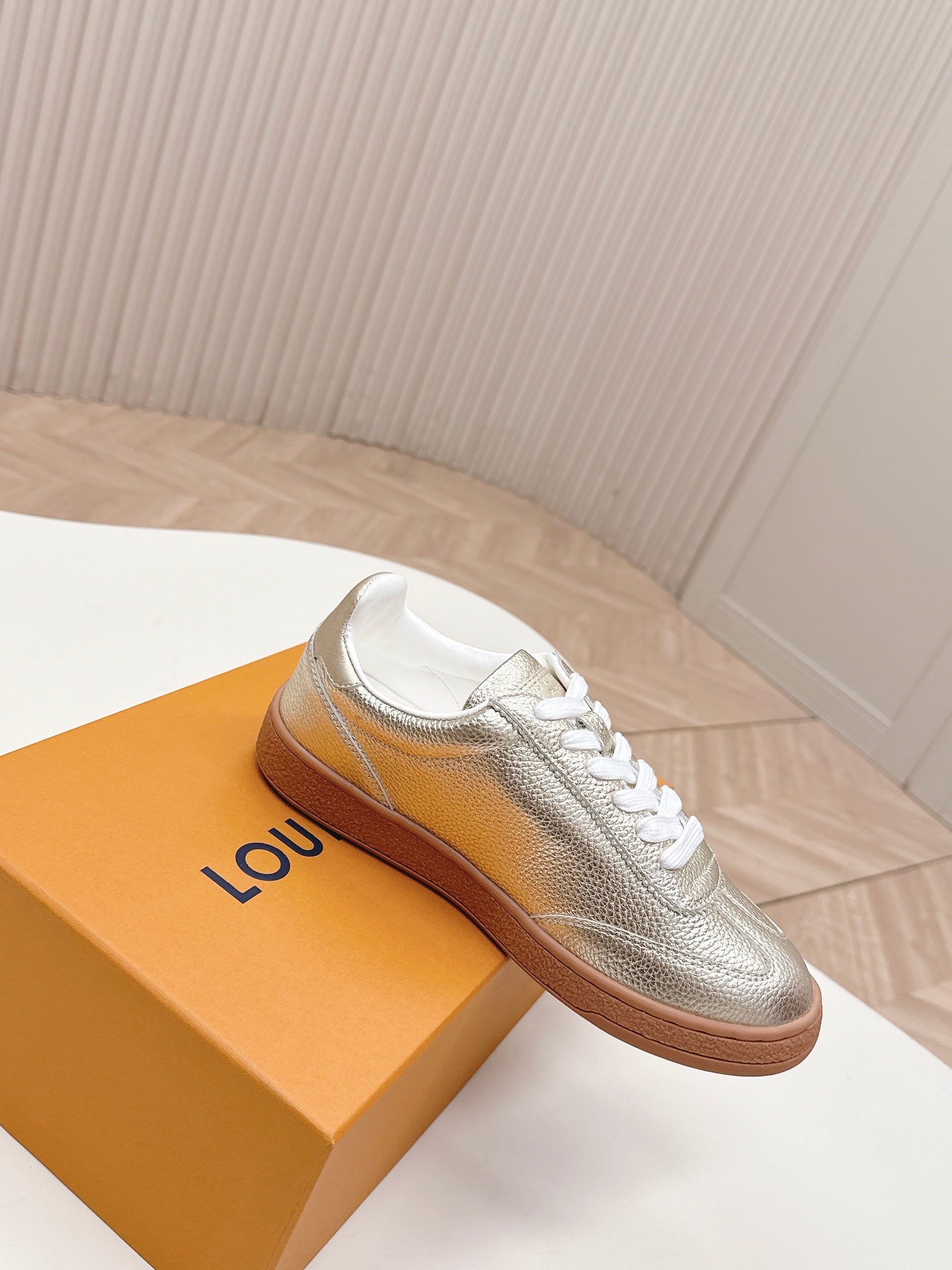 LV 2026 Frontrow Sneaker Light Gold Cowhide 595445