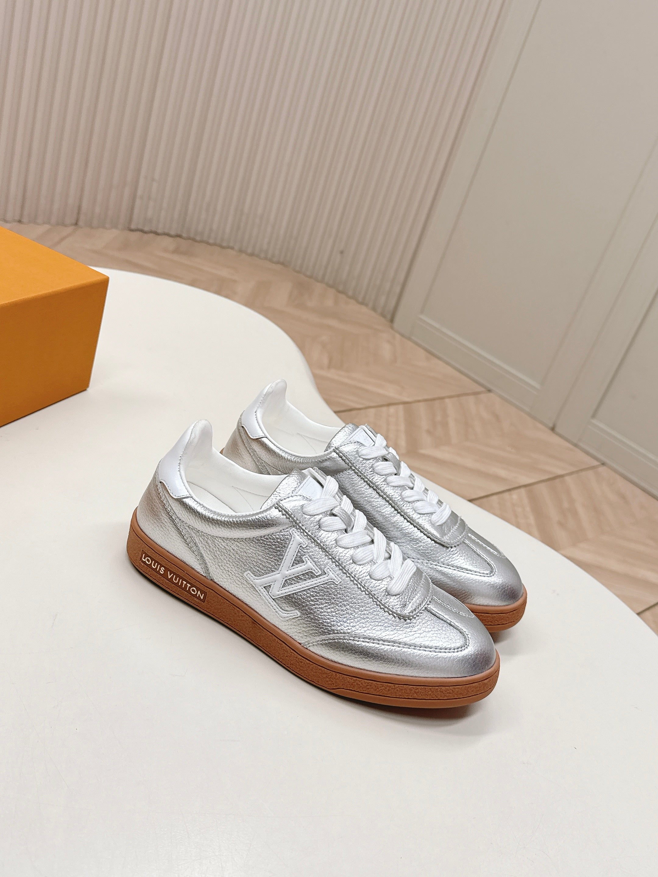 LV 2026 Frontrow Sneaker Silver Cowhide 595446