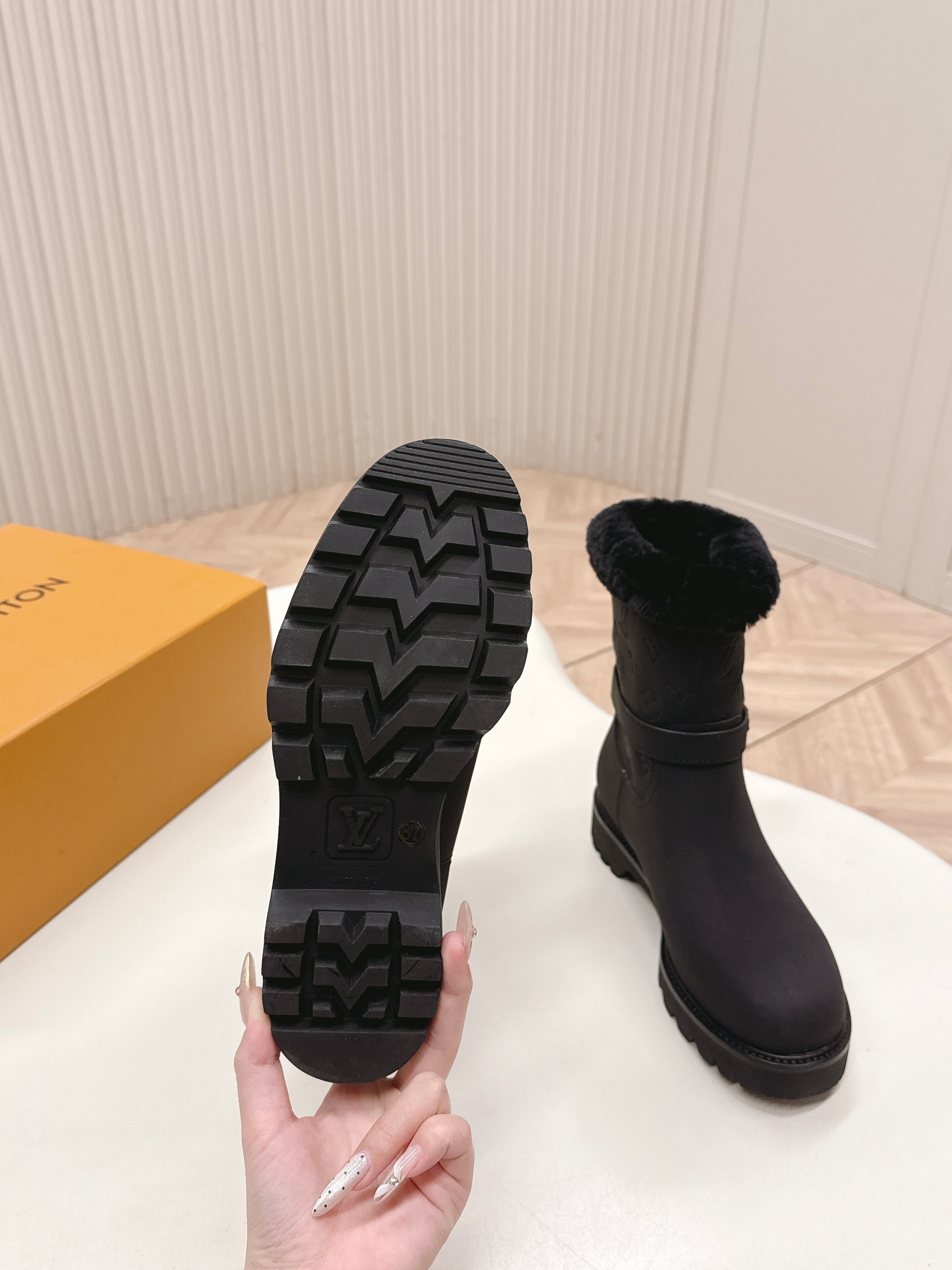 LV 2026 Territory Ankle Boot Black Nubuck Calf Leather 595440