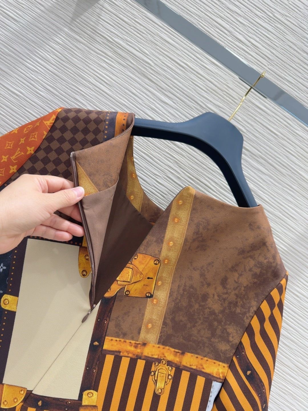 LV 25 Retro Elegant T-Shirt Multicolor Polyester