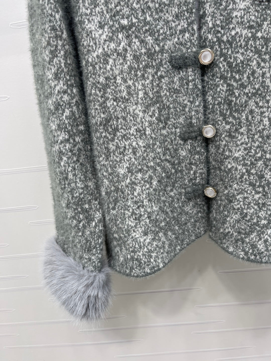 Chanel 2025 Fur-sleeved Crew Neck Cardigan Gray Polyester Wool 319595