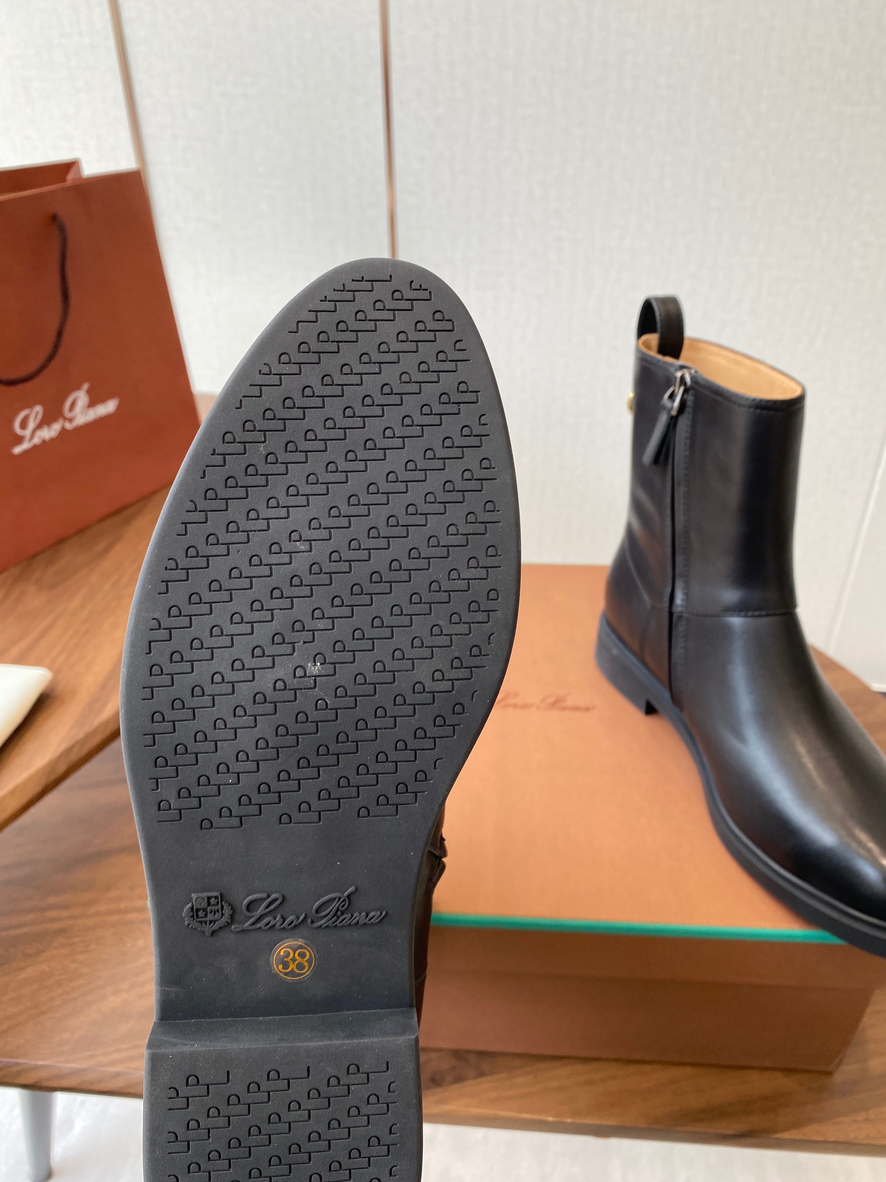 LP latest short boots black  calfskin 388110