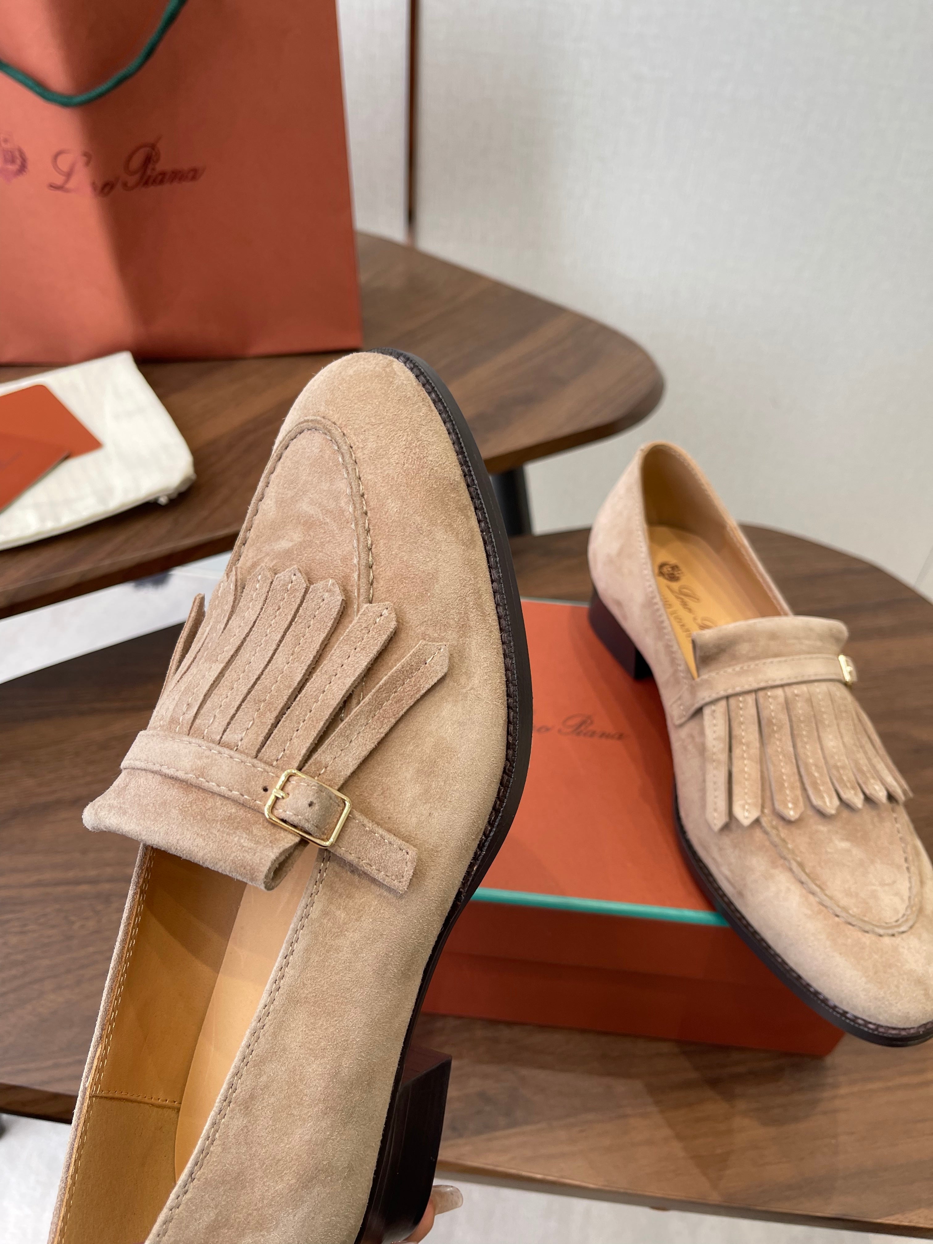 LP 26SS Loafers Beige Suede 579618