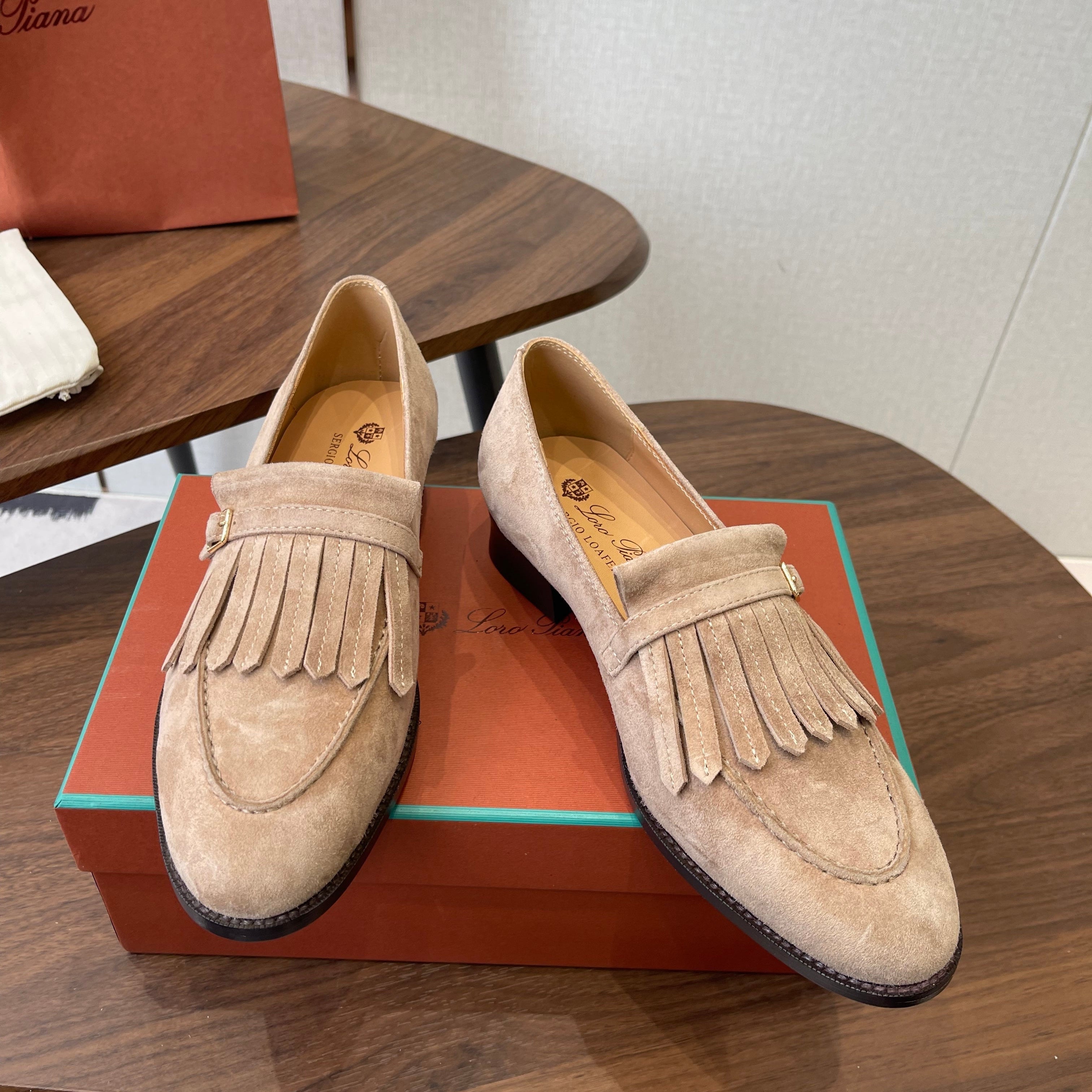 LP 26SS Loafers Beige Suede 579618