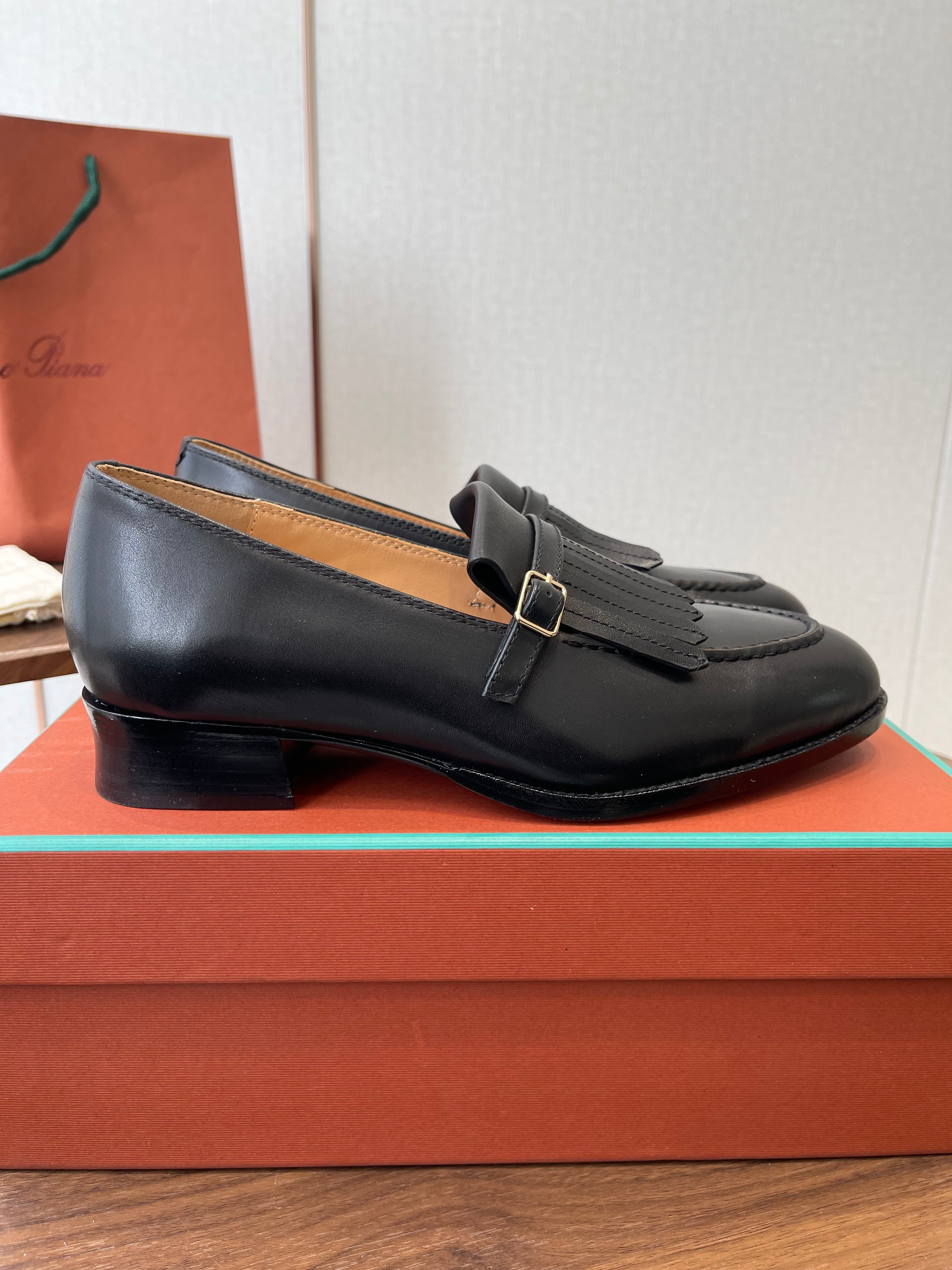 LP 26SS Loafers Black Lambskin 579621