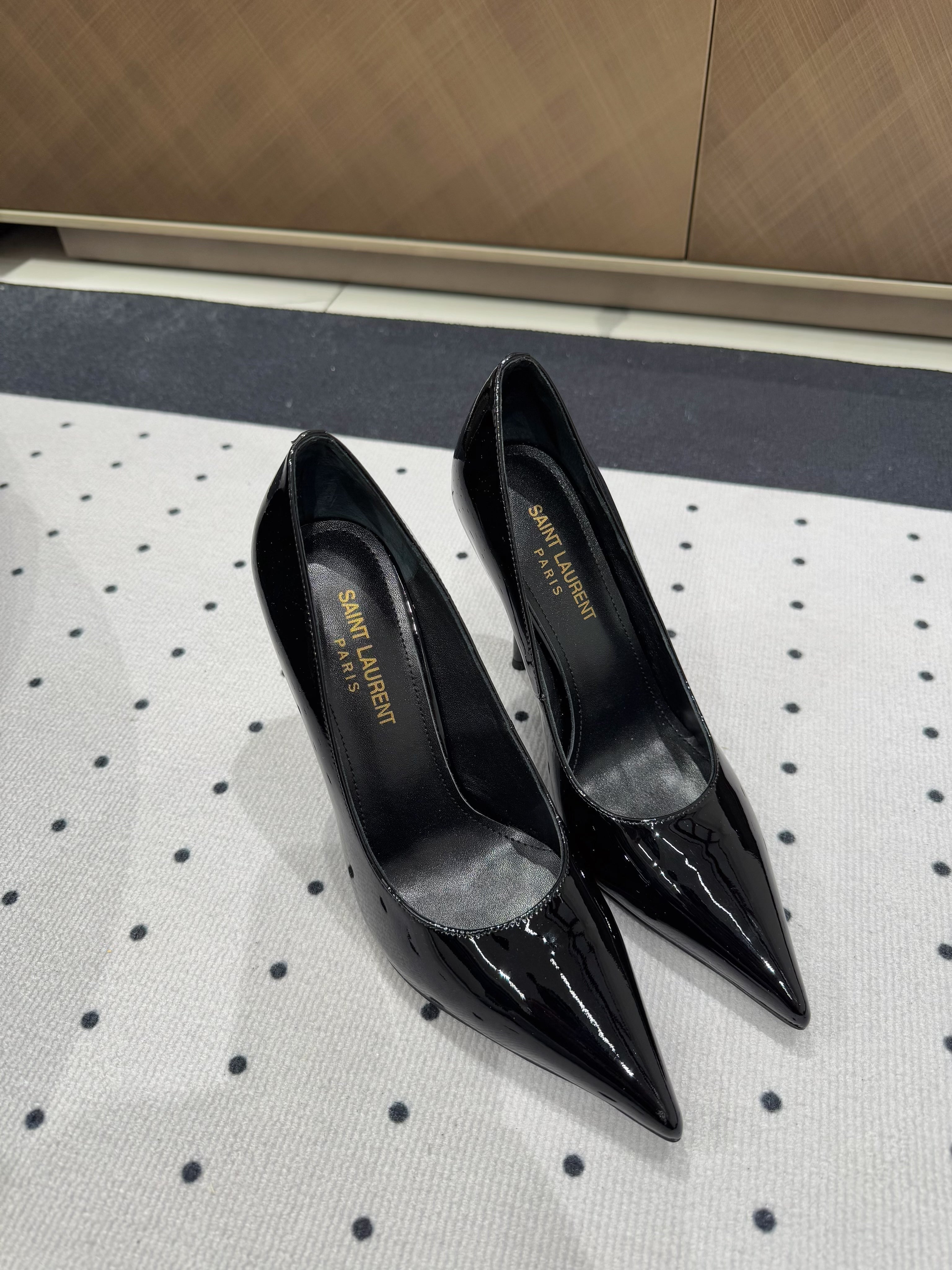 NORMA PUMPS IN BLACK GLOSSY SHEEPSKIN