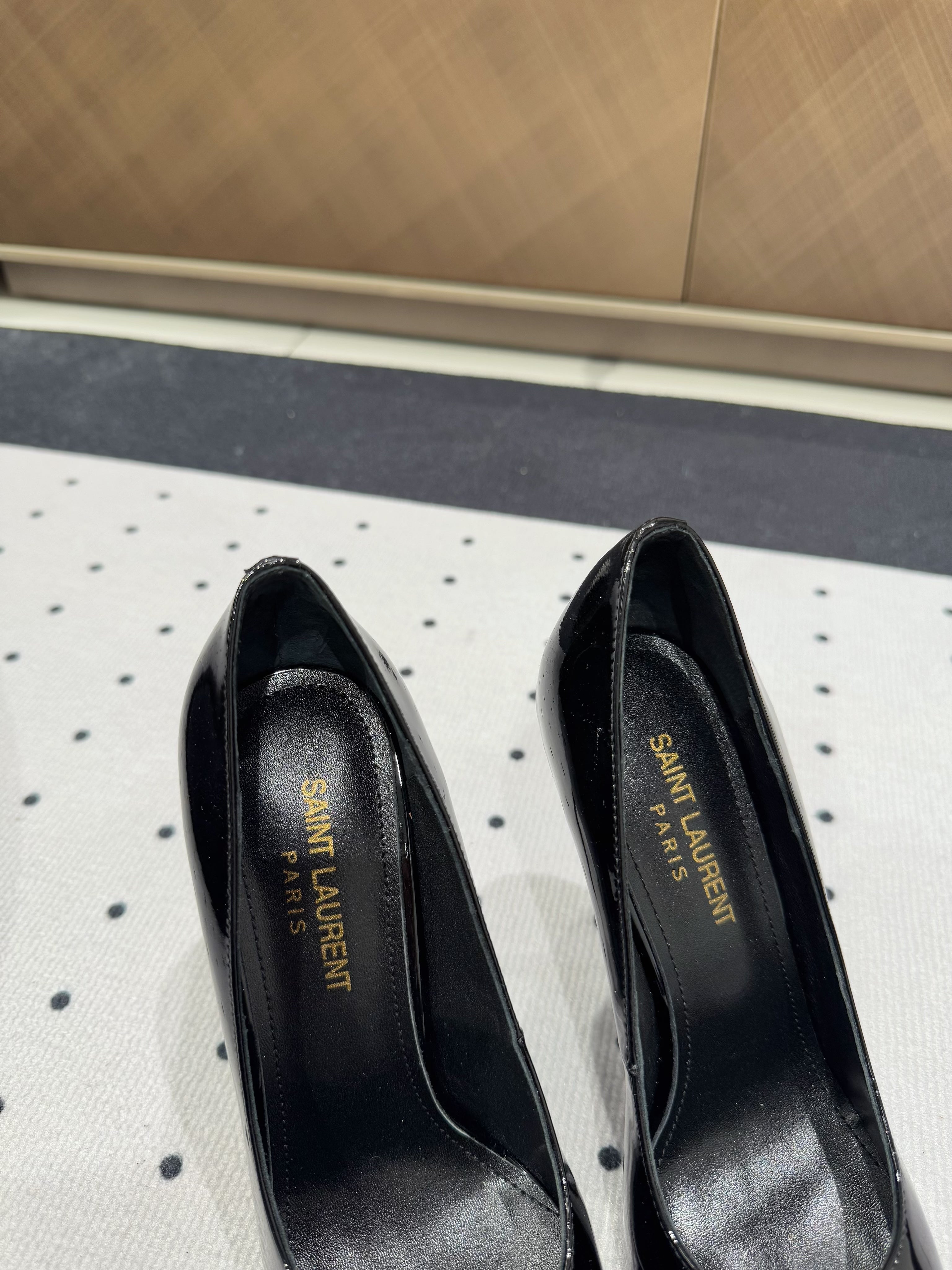 NORMA PUMPS IN BLACK GLOSSY SHEEPSKIN