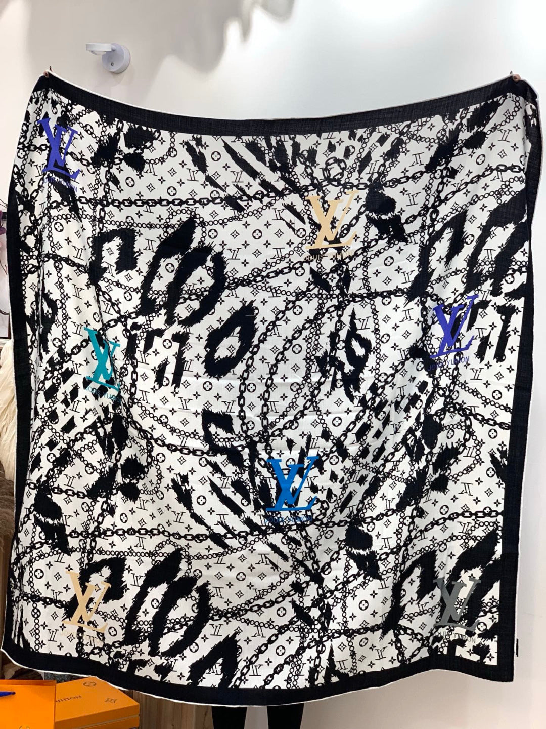 LV Double-Sided Shawl Scarf 140cm White Black Silk Cashmere 976738