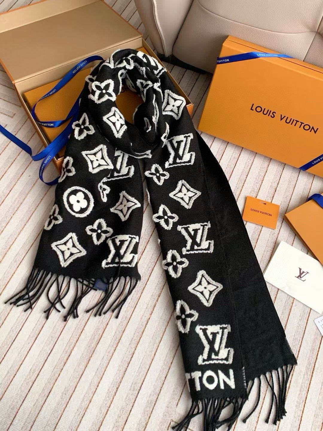 LV 3D Scarf 220cm Black White Cashmere 973417
