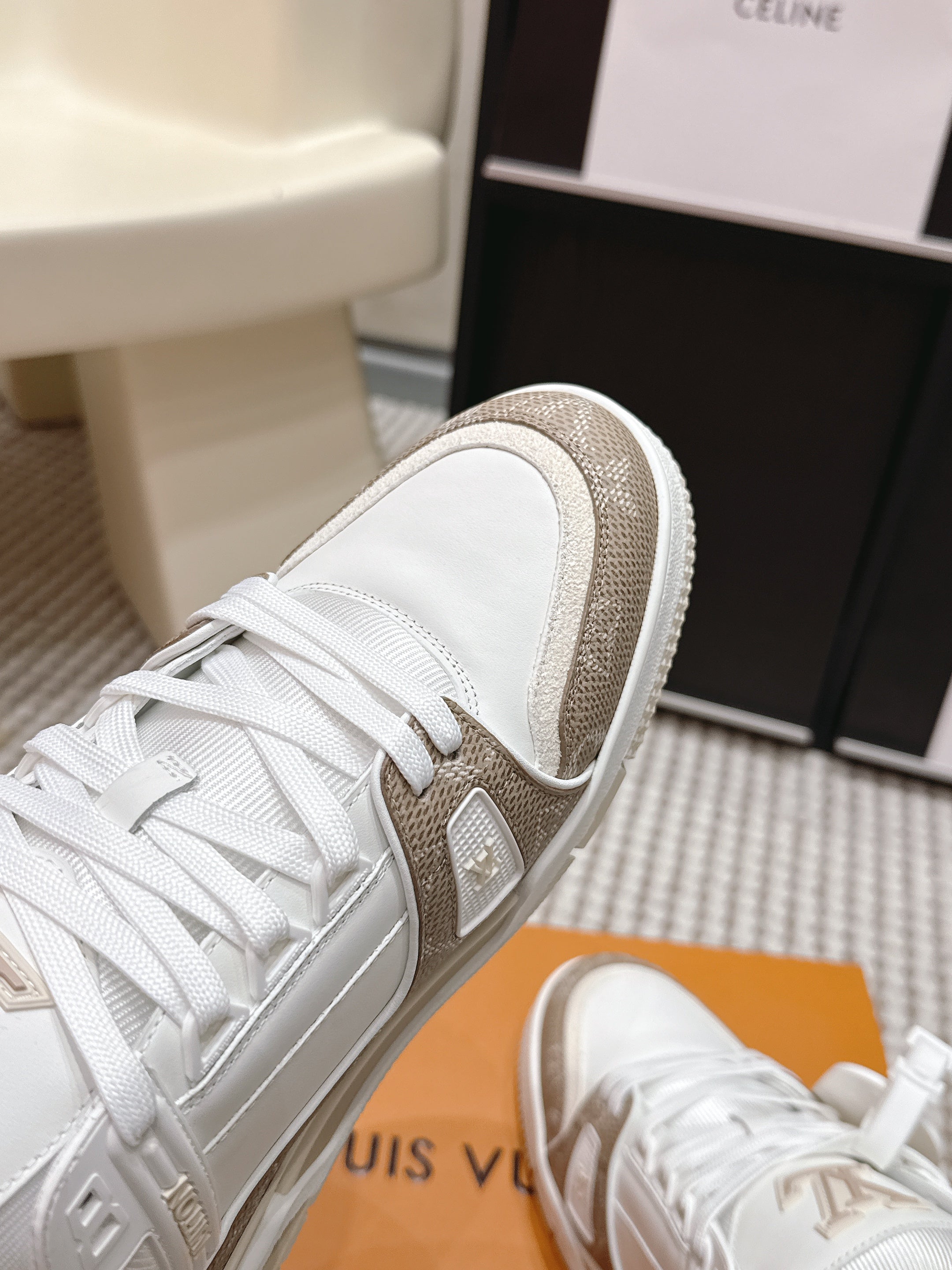 LV 26ss Trainer Sneakers White Beige Cowhide 632426