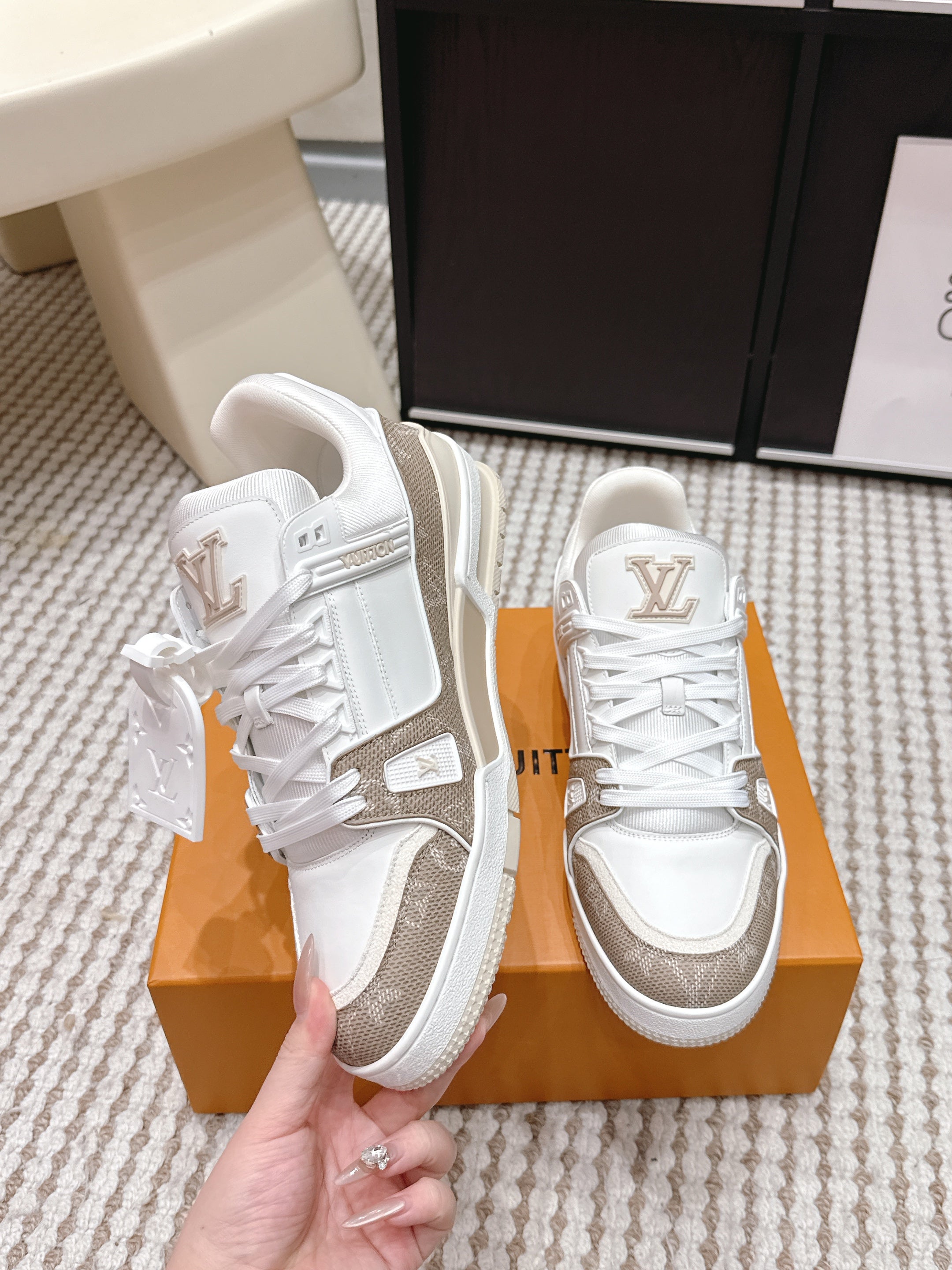 LV 26ss Trainer Sneakers White Beige Cowhide 632426