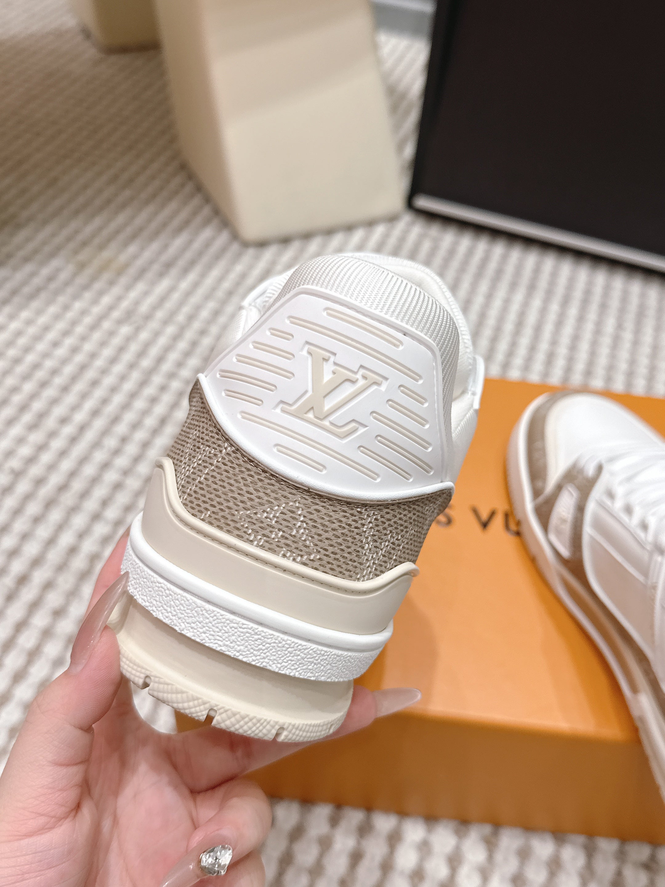 LV 26ss Trainer Sneakers White Beige Cowhide 632426
