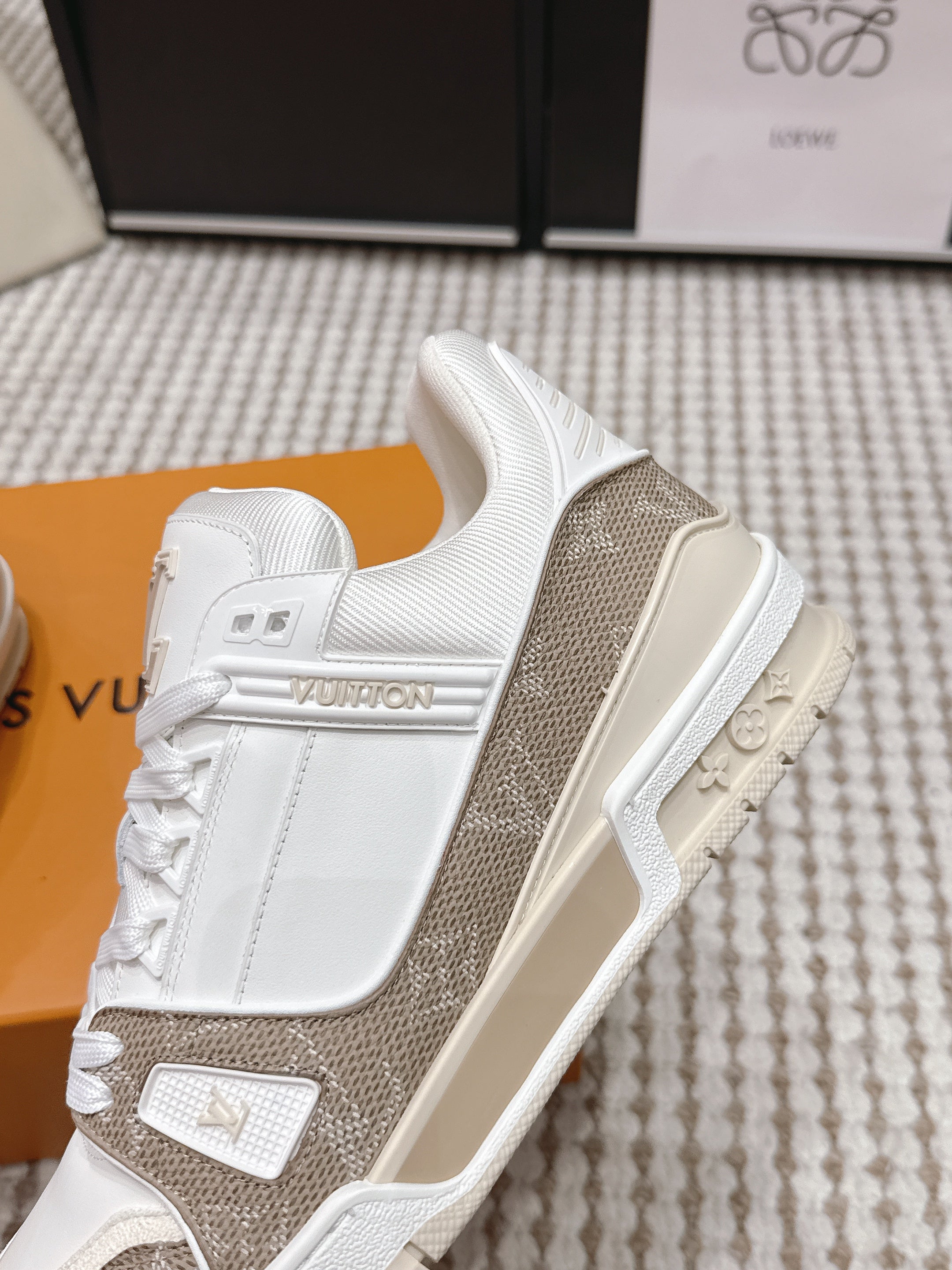 LV 26ss Trainer Sneakers White Beige Cowhide 632426