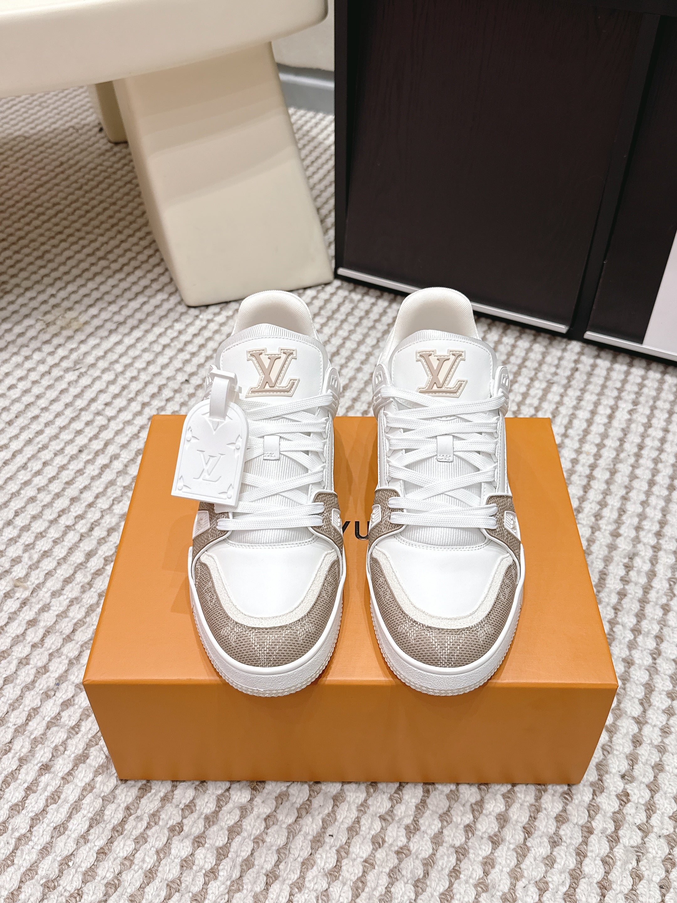 LV 26ss Trainer Sneakers White Beige Cowhide 632426