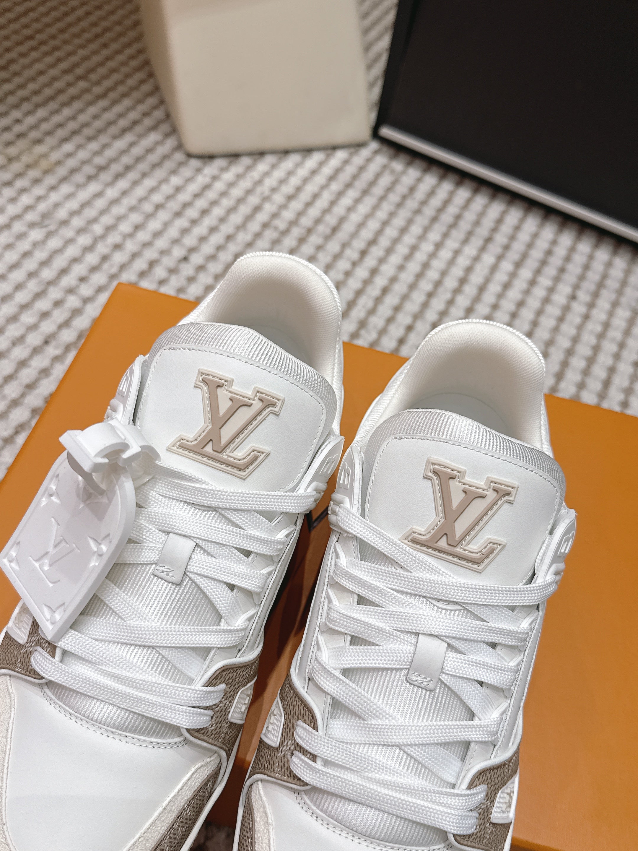 LV 26ss Trainer Sneakers White Beige Cowhide 632426