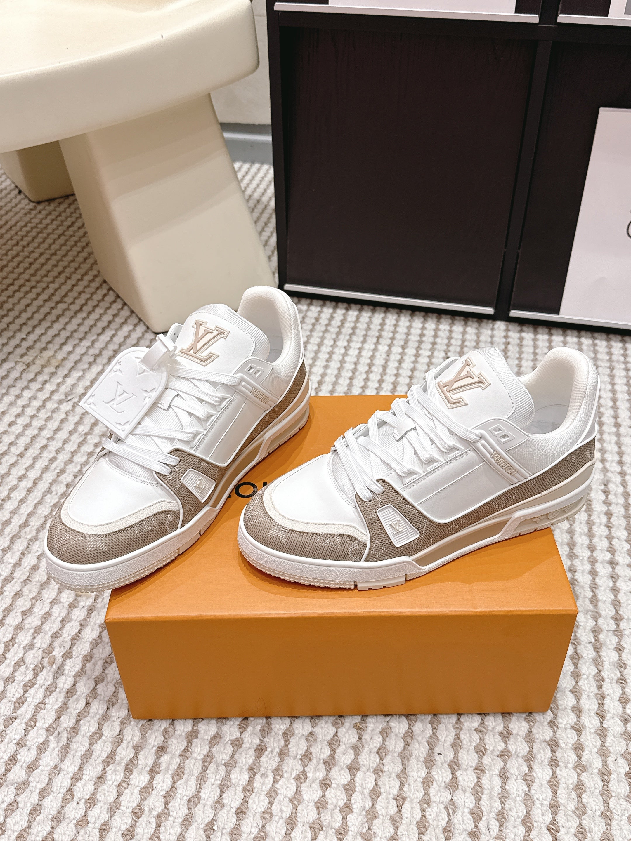 LV 26ss Trainer Sneakers White Beige Cowhide 632426