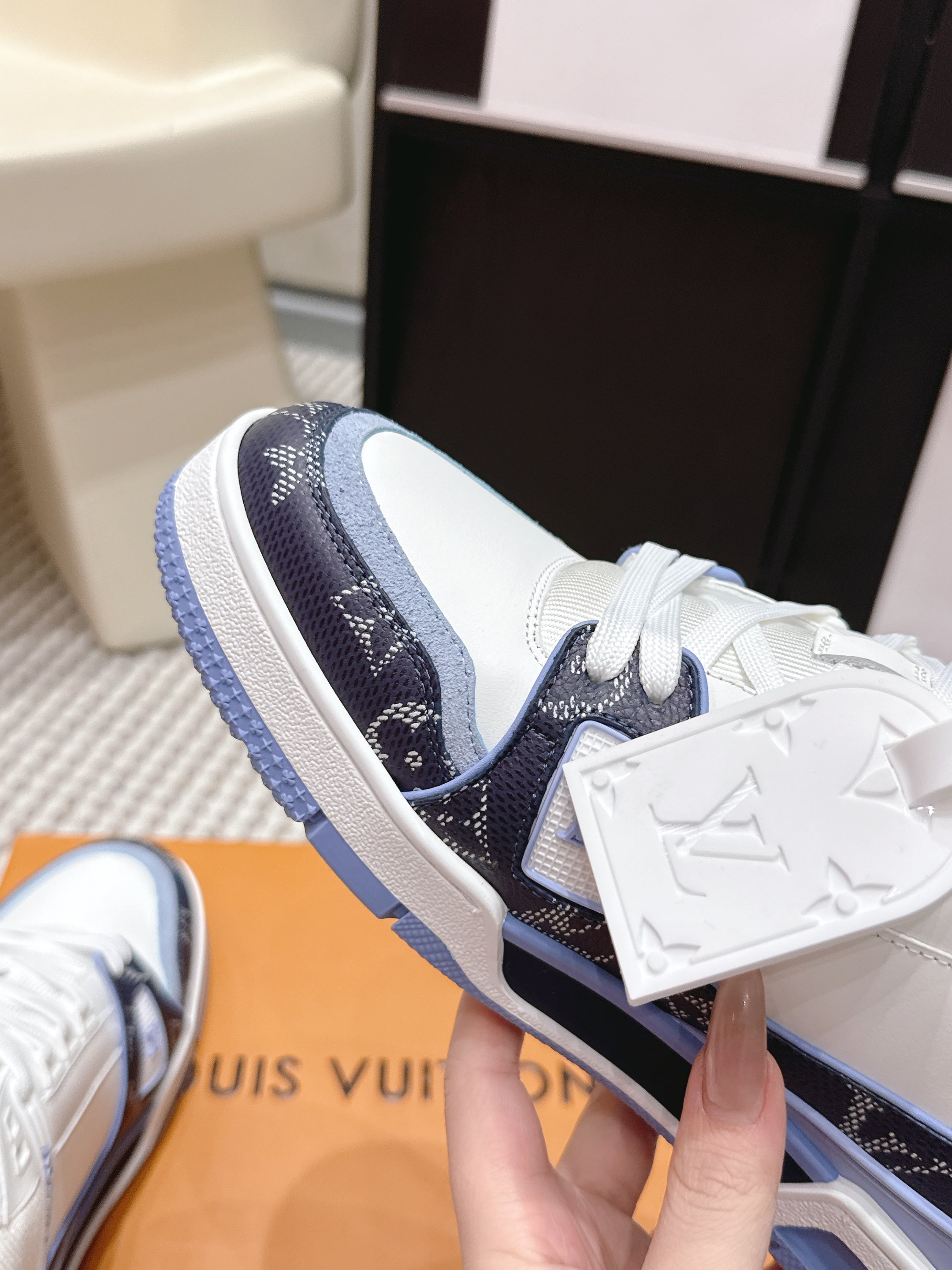 LV 26ss Trainer Sneakers White Navy Blue Cowhide 632428