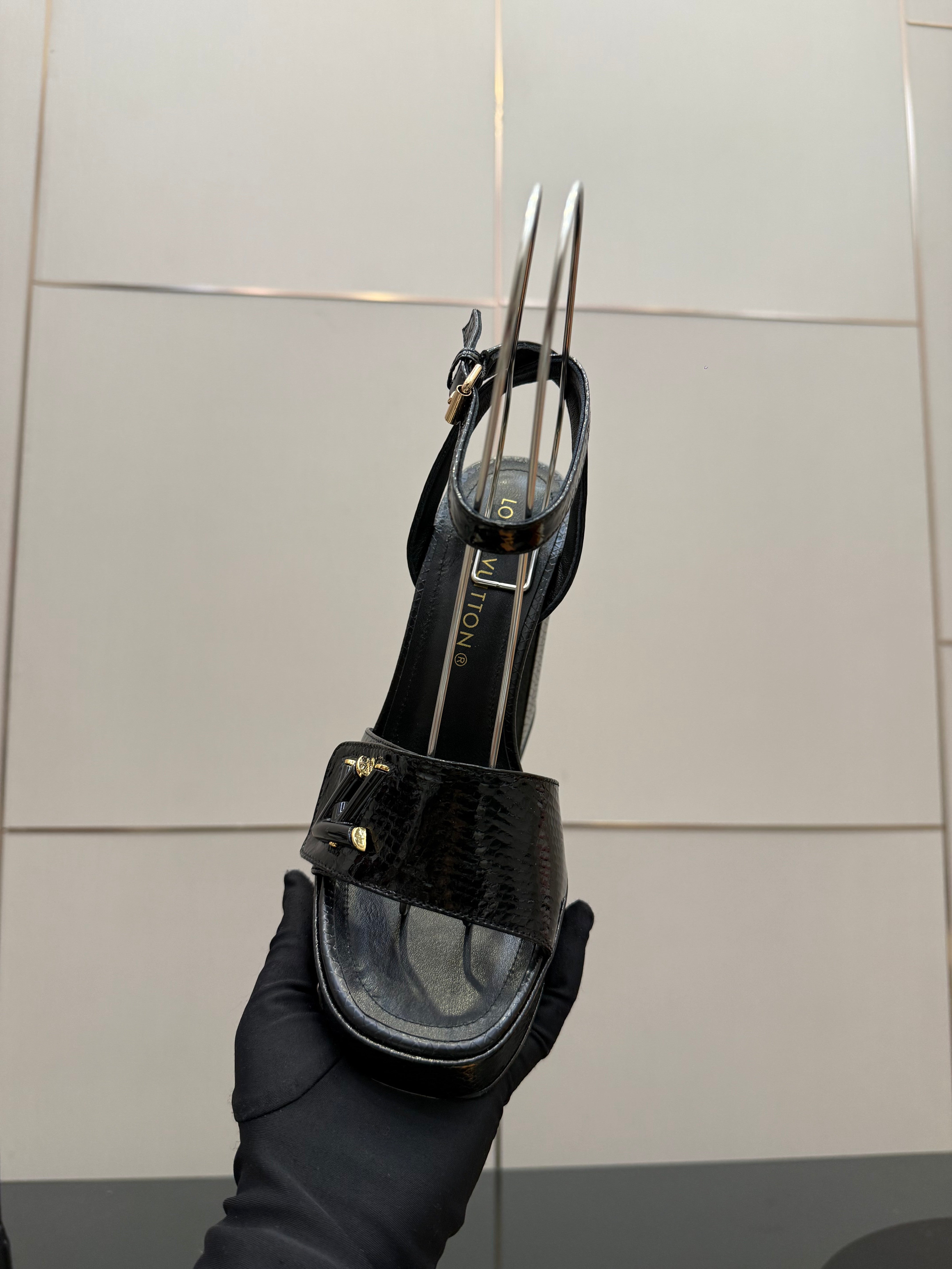 LV 26ss Platform Sandals 110 Black Embossed Snakeskin Leather 629613