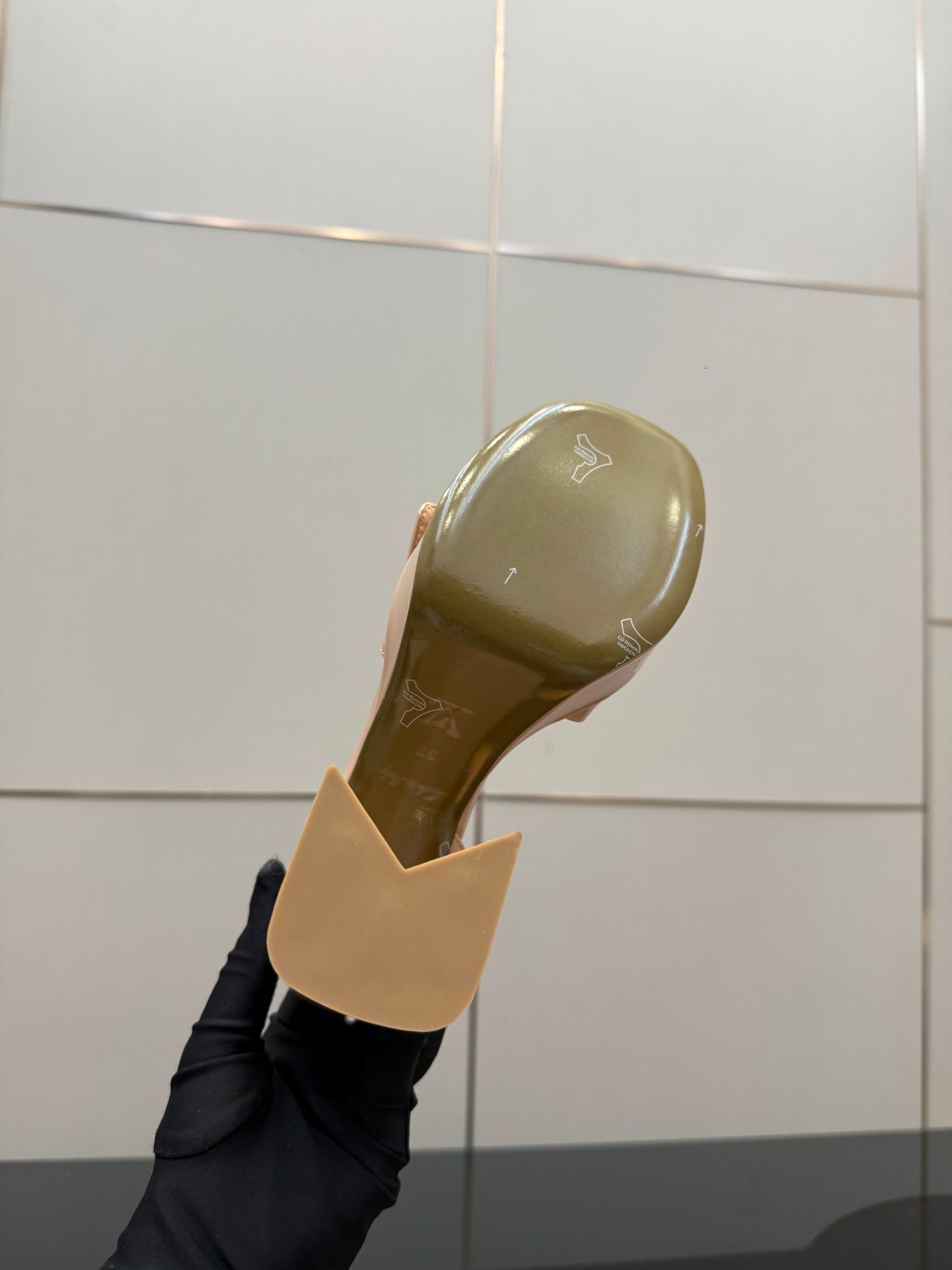 LV 26ss Platform Sandals 110 Beige Patent Leather 629615