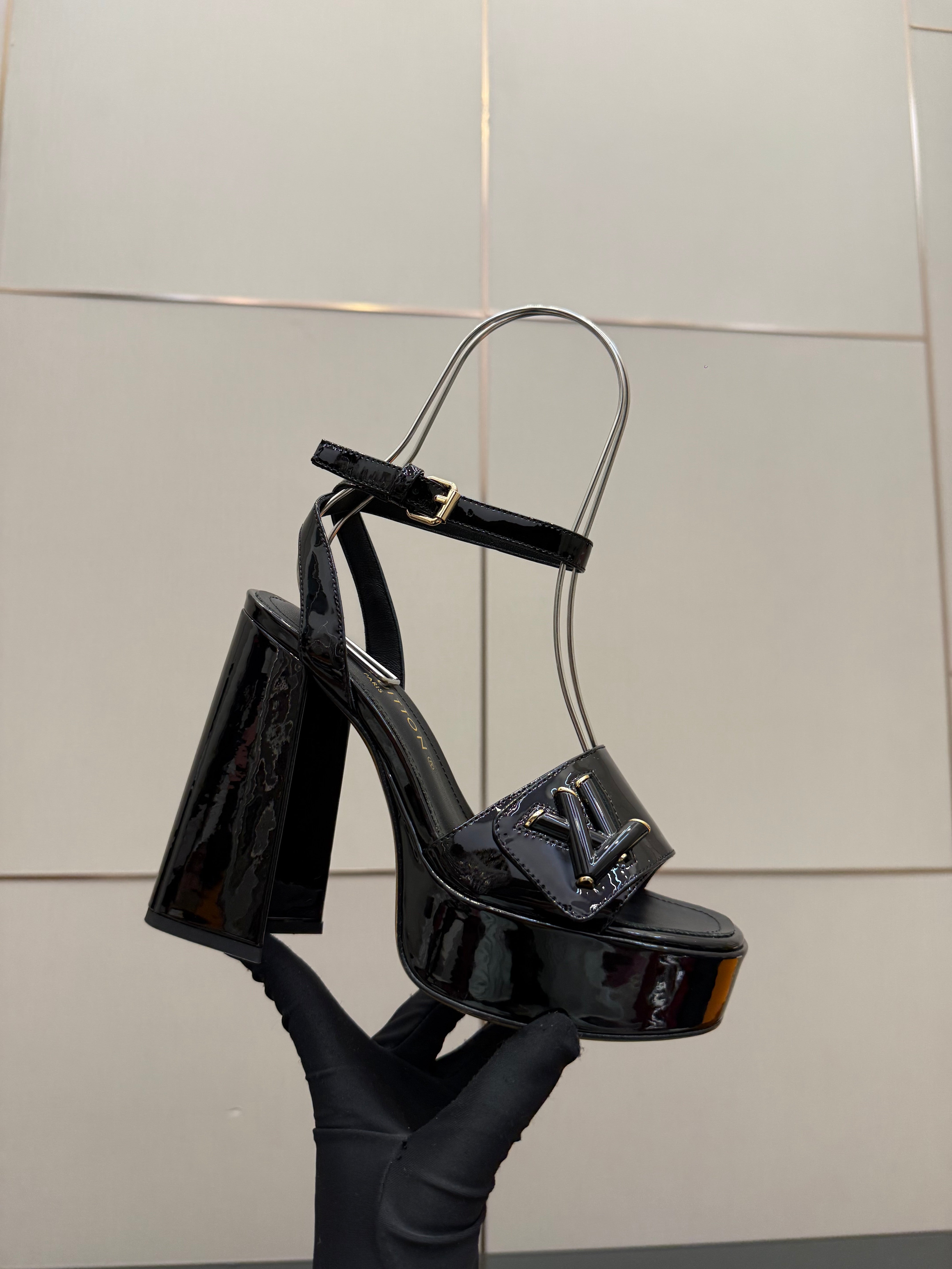 LV 26ss Platform Sandals 110 Black Patent Leather 629616