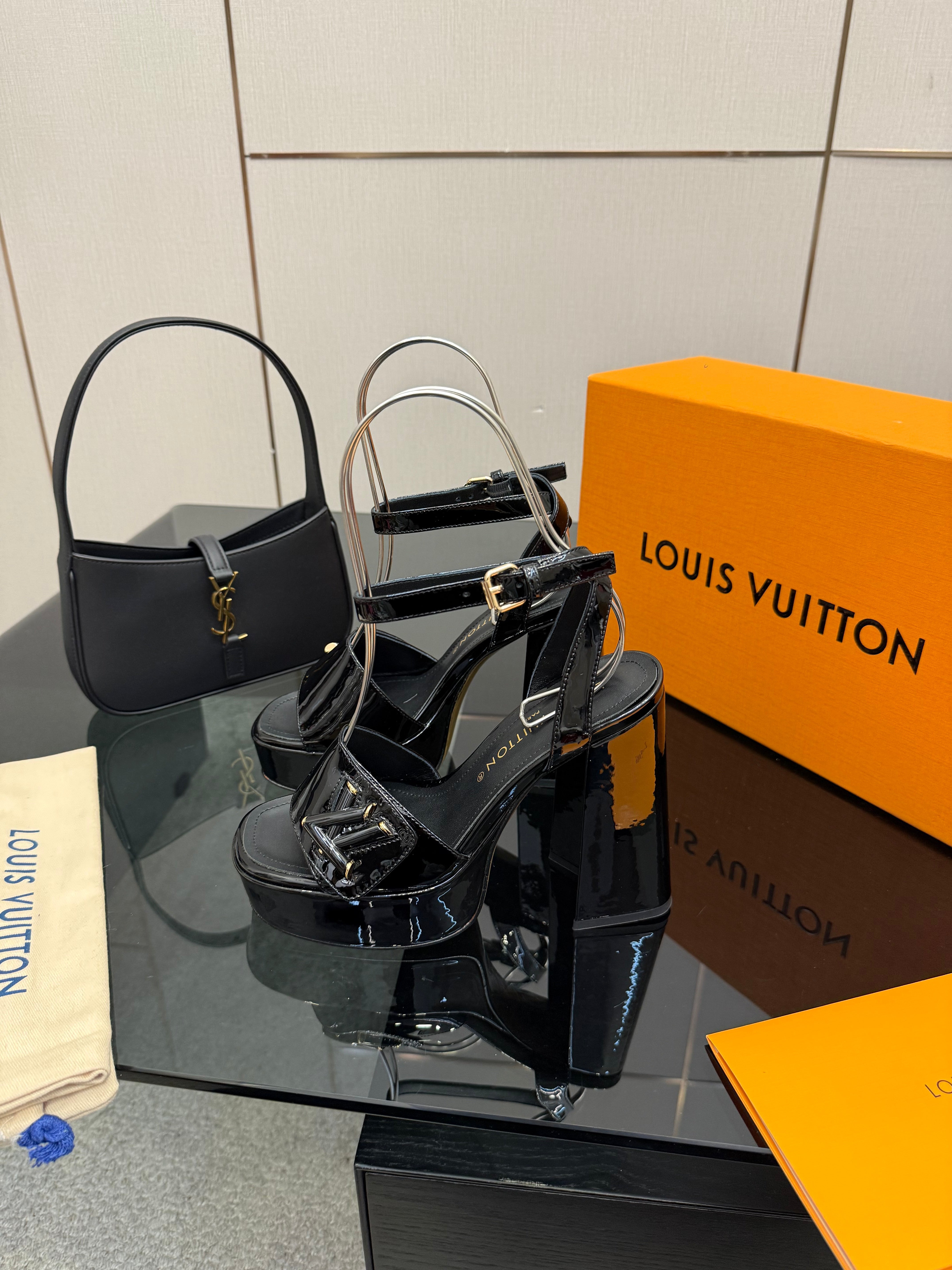 LV 26ss Platform Sandals 110 Black Patent Leather 629616