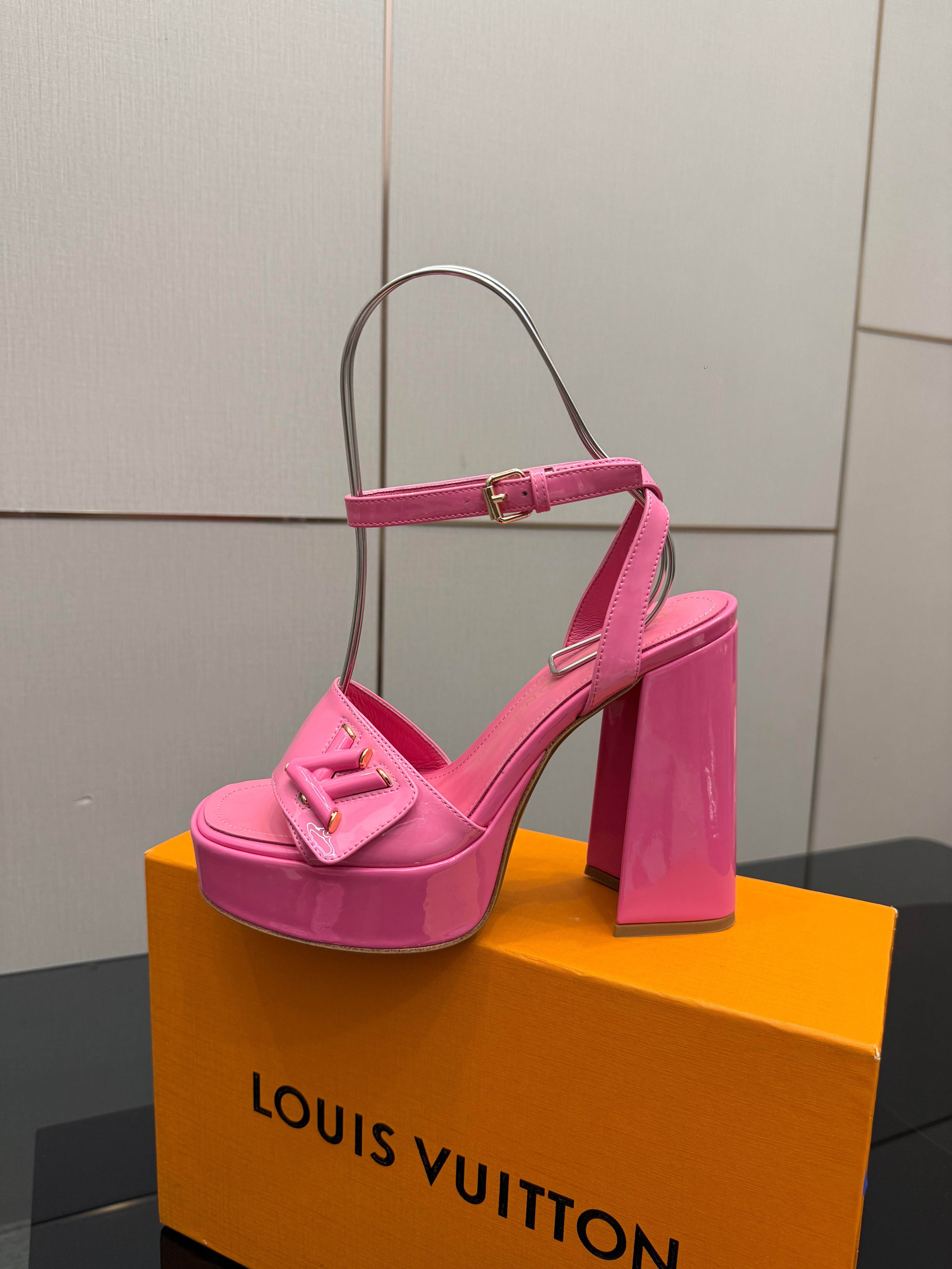 LV 26ss Platform Sandals 110 Pink Patent Leather 629617