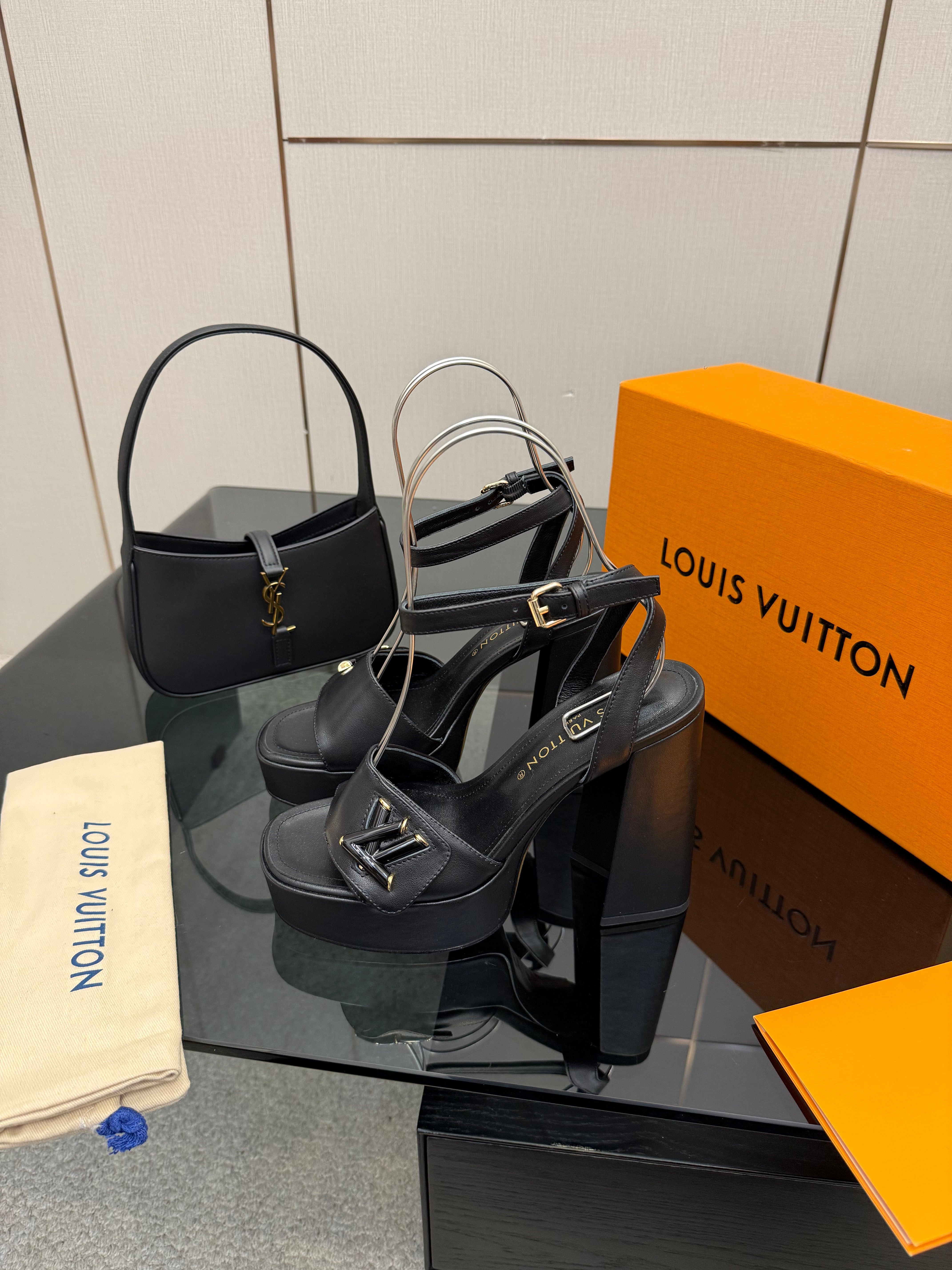 LV 26ss Platform Sandals 110 Black Leather 629619