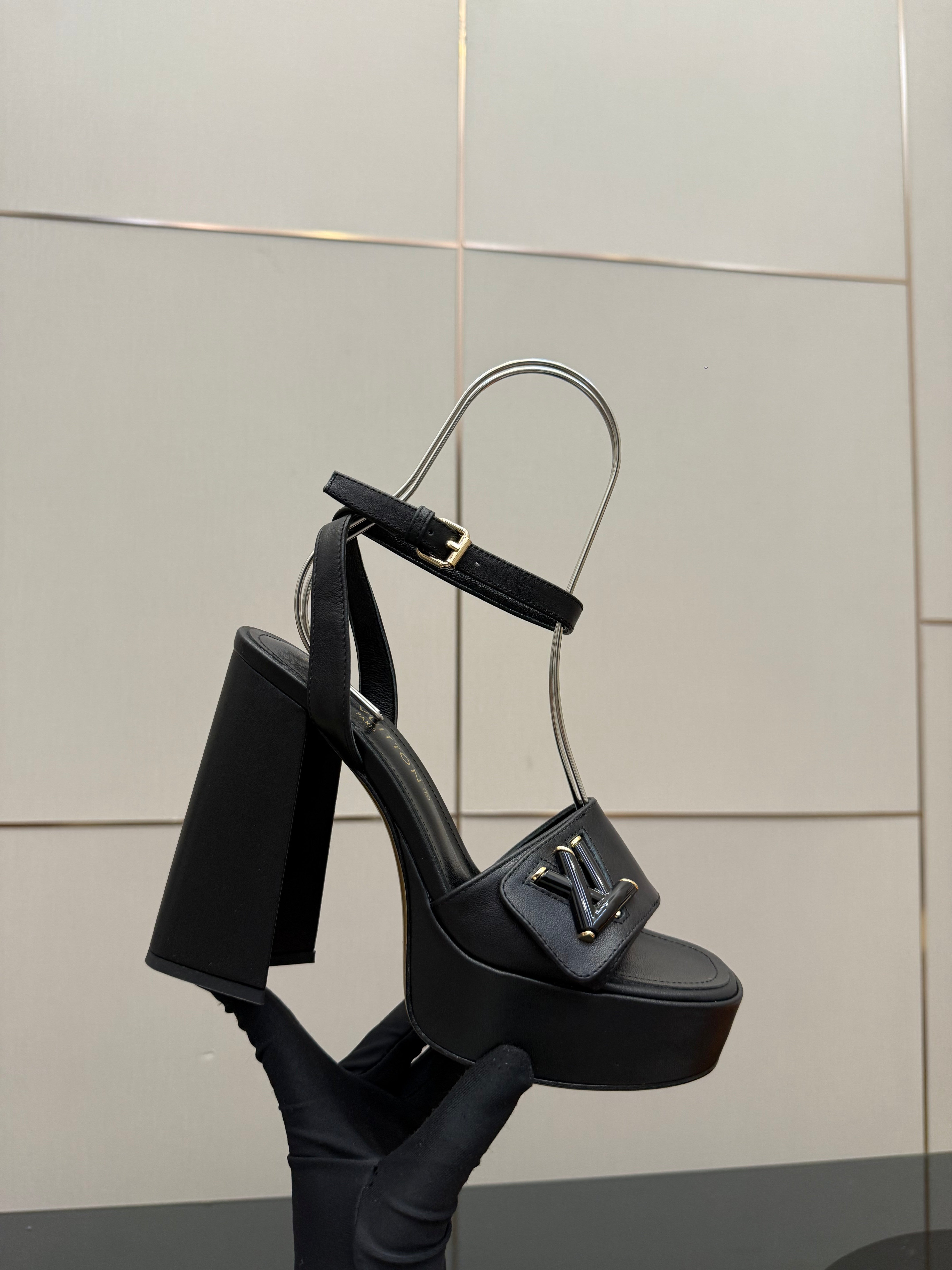 LV 26ss Platform Sandals 110 Black Leather 629619