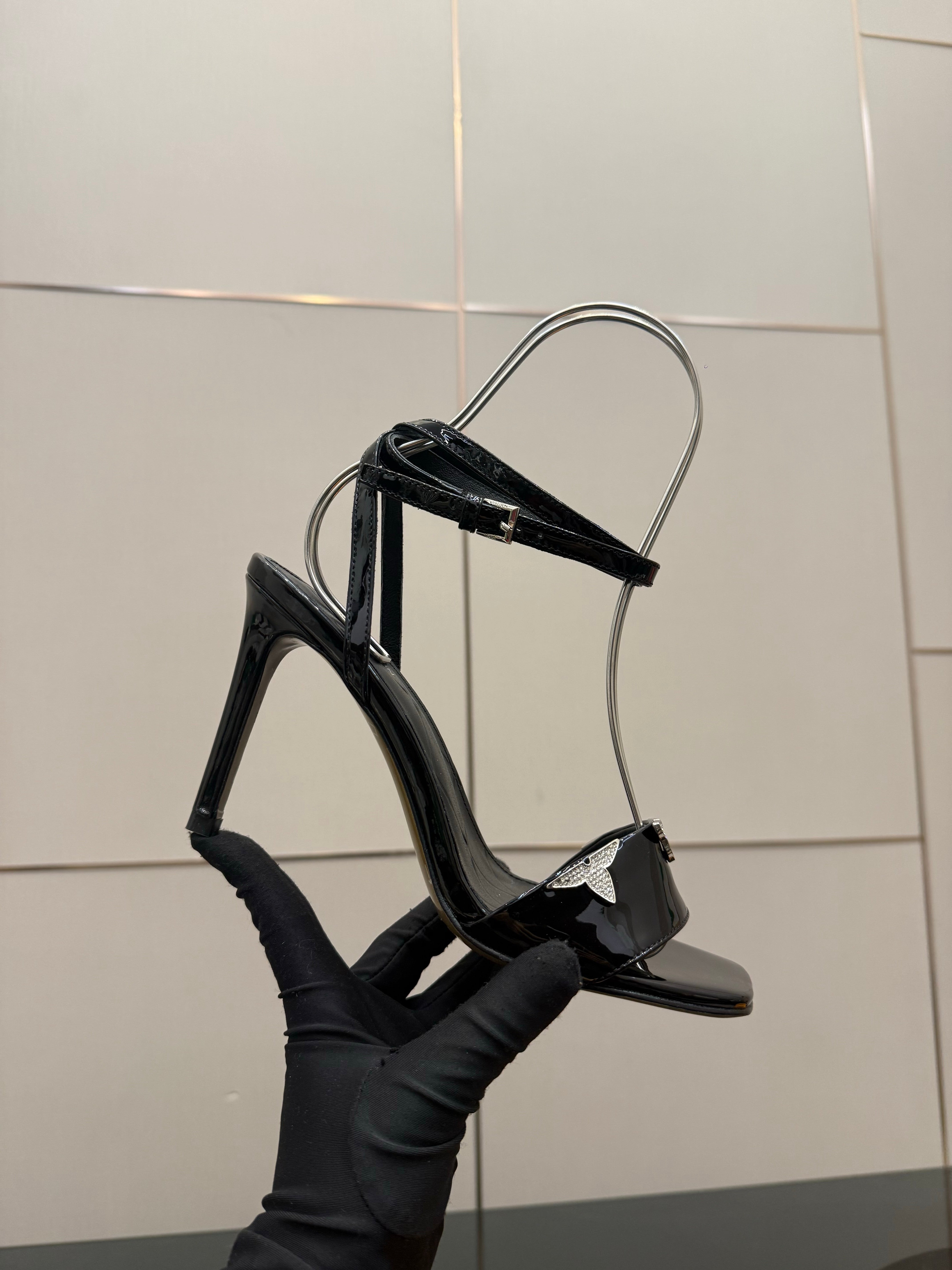 LV 26ss High Heeled Sandals 100 Black Patent Leather 629621