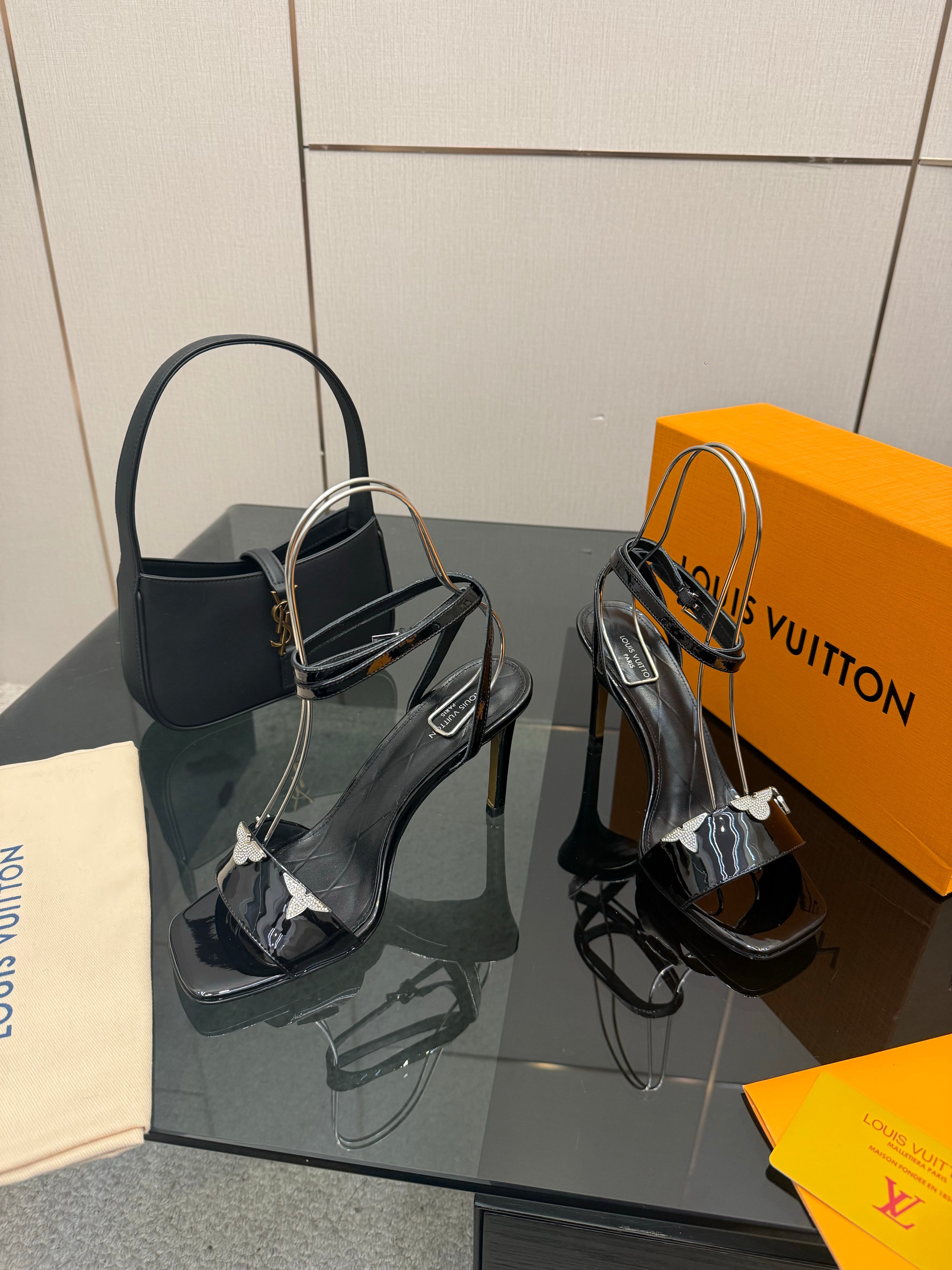 LV 26ss High Heeled Sandals 100 Black Patent Leather 629621