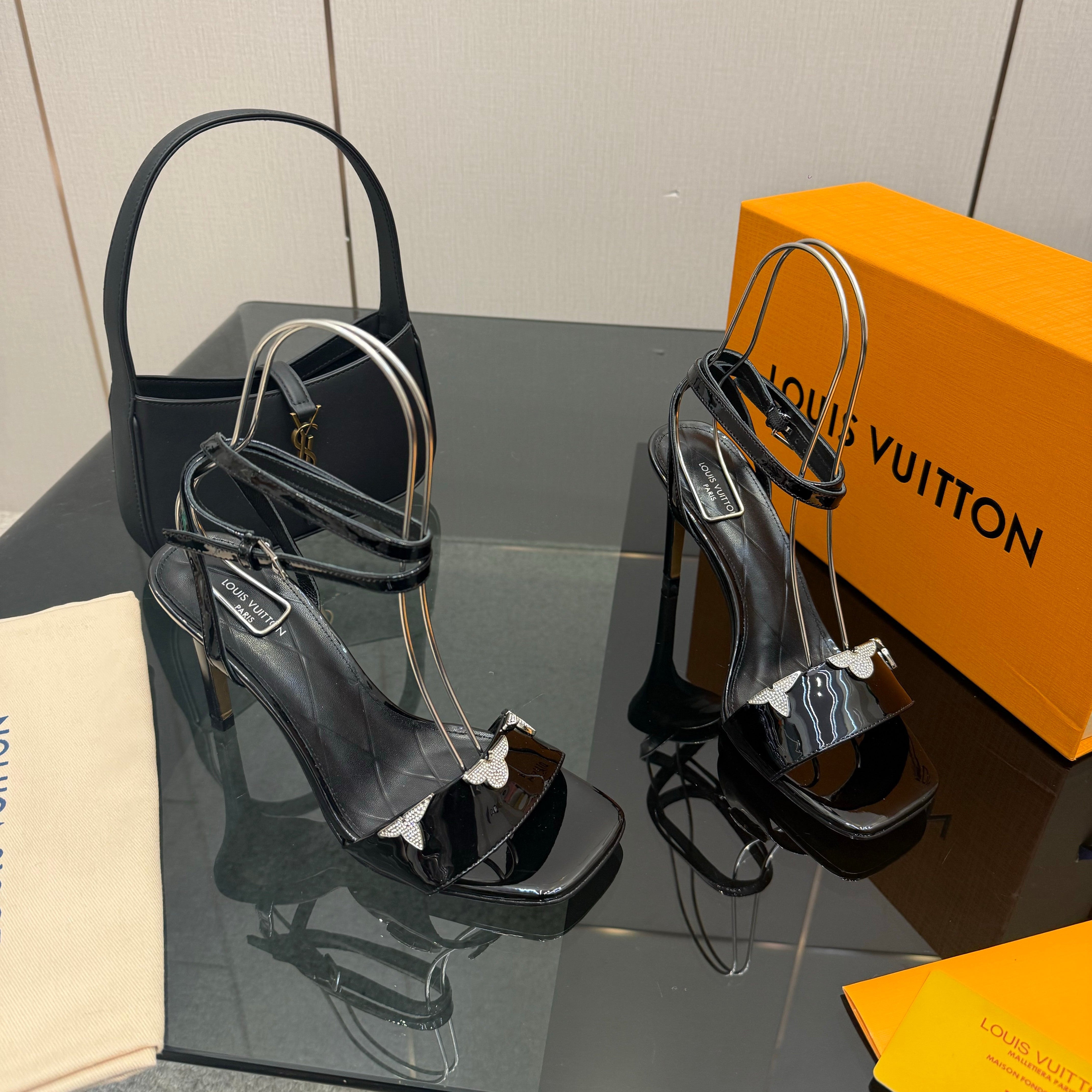 LV 26ss High Heeled Sandals 100 Black Patent Leather 629621