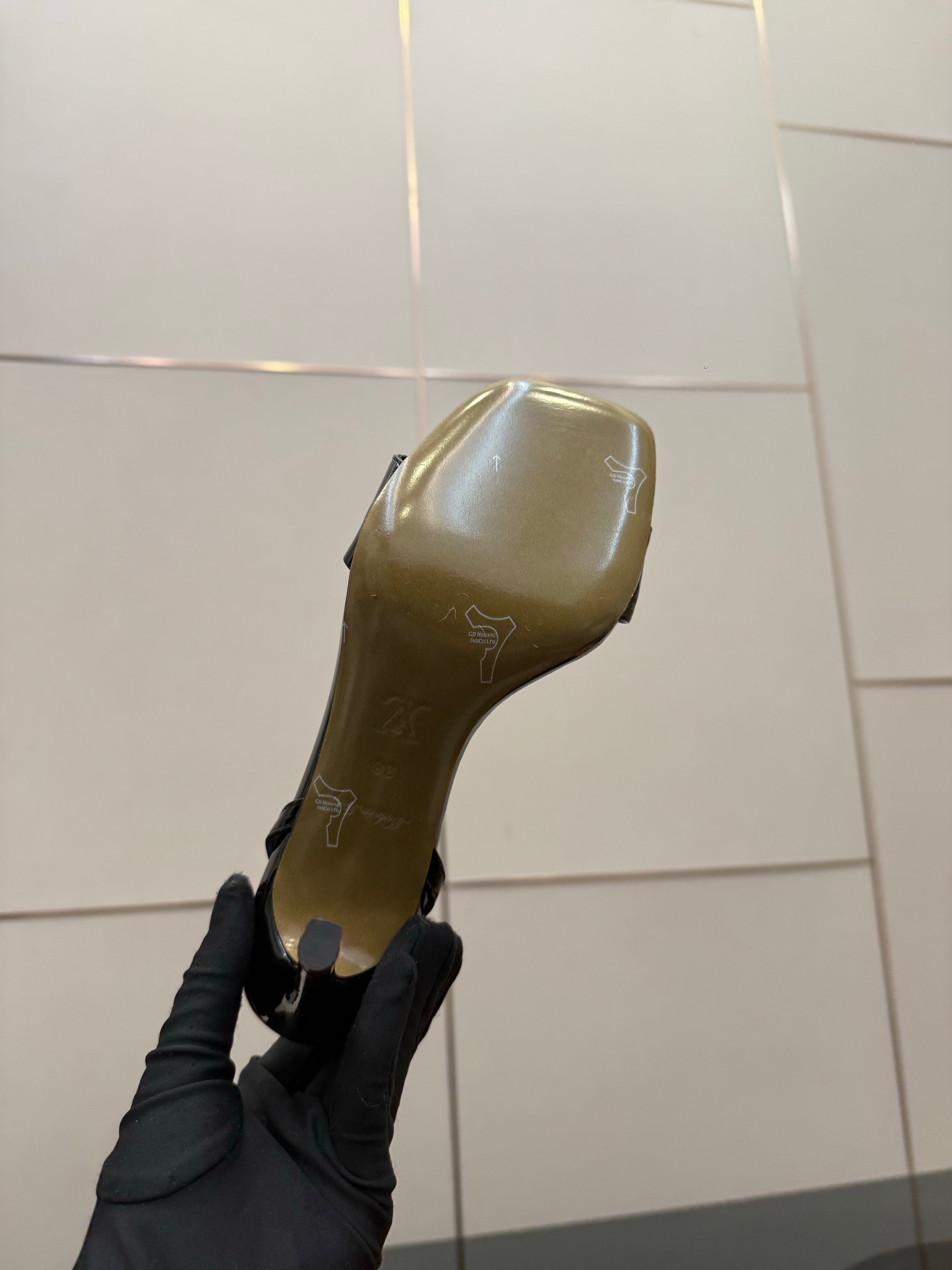 LV 26ss High Heeled Sandals 100 Black Patent Leather 629621