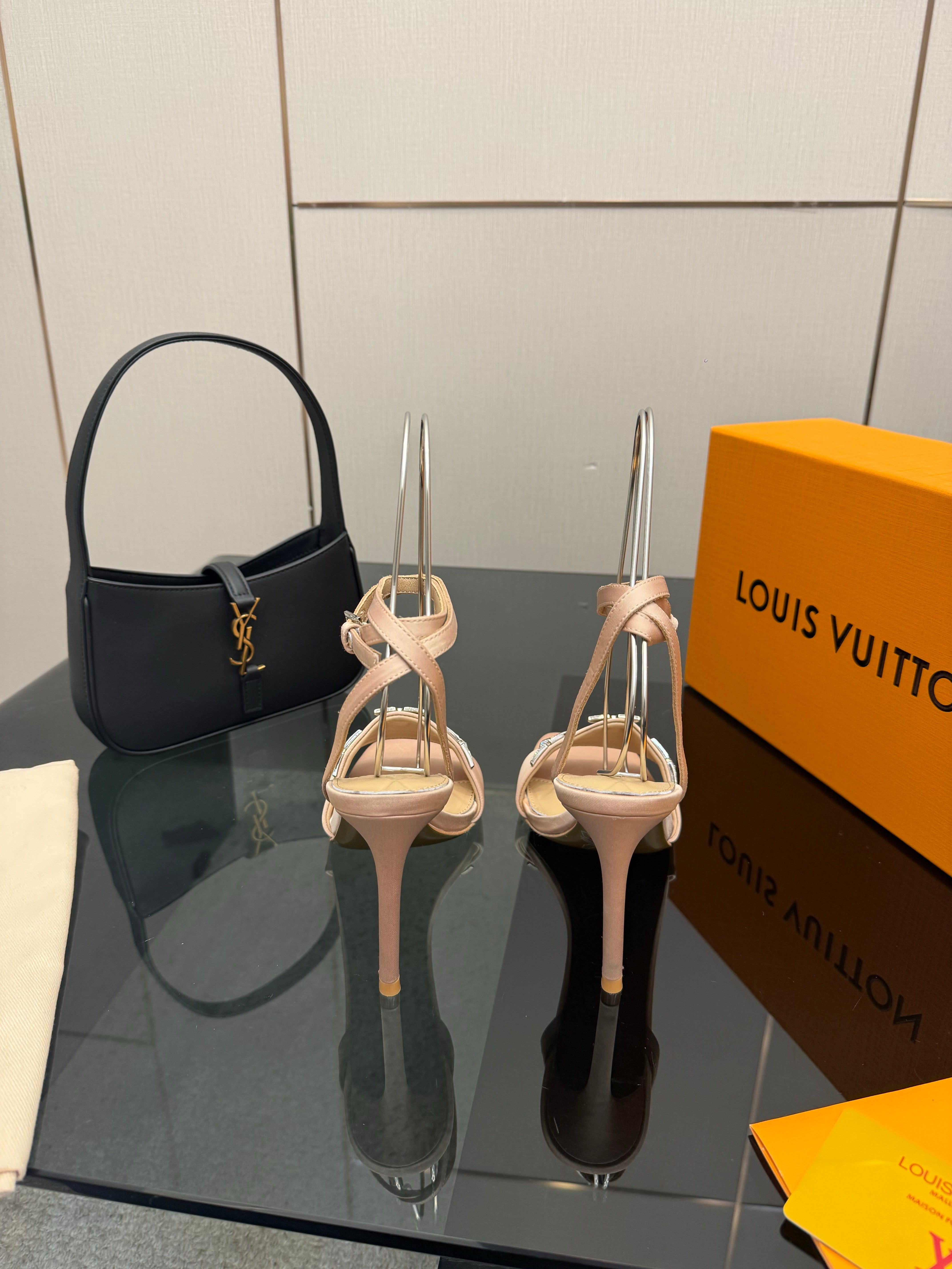 LV 26ss High Heeled Sandals 100 Nude Satin Leather 629622