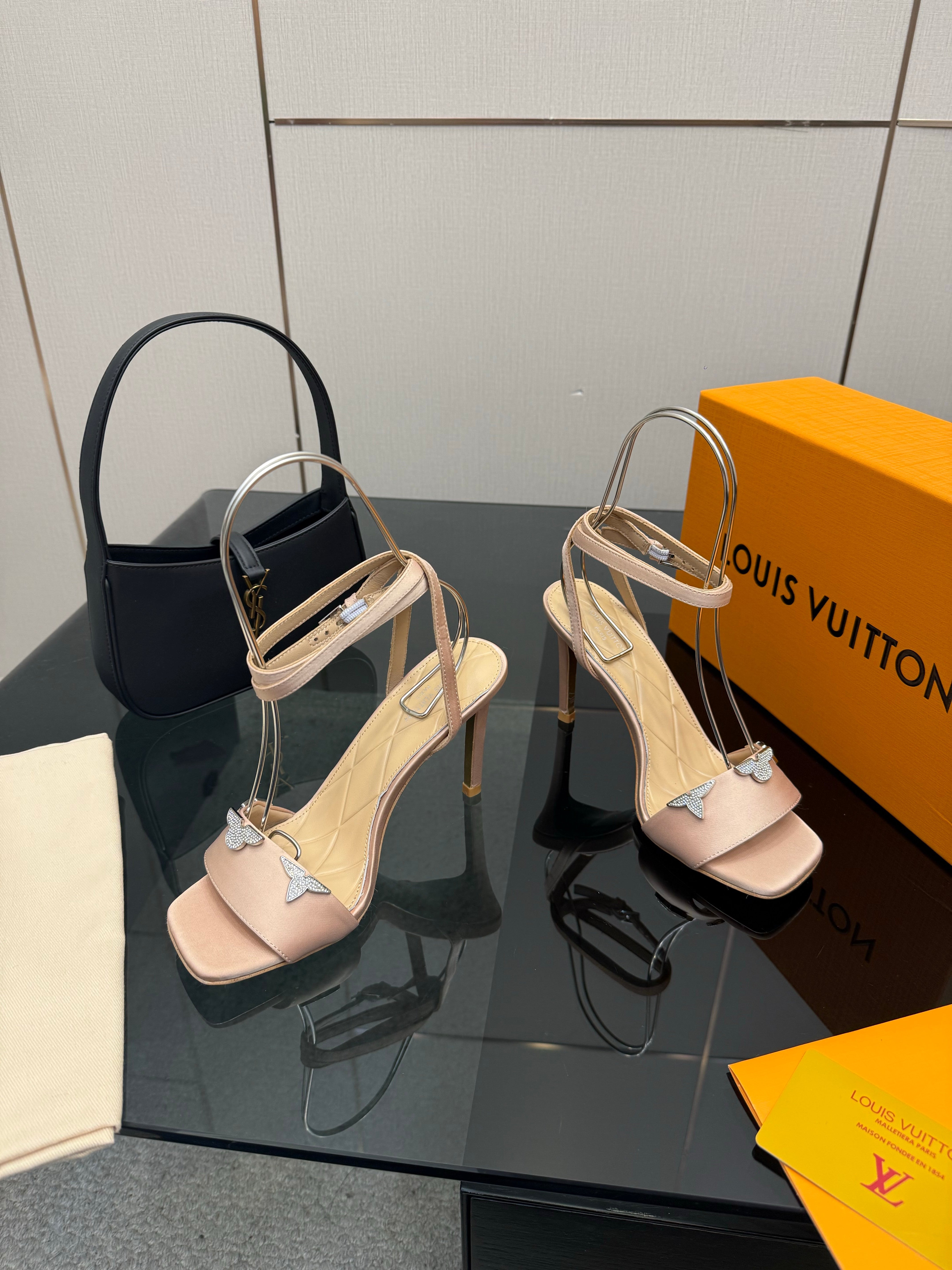 LV 26ss High Heeled Sandals 100 Nude Satin Leather 629622