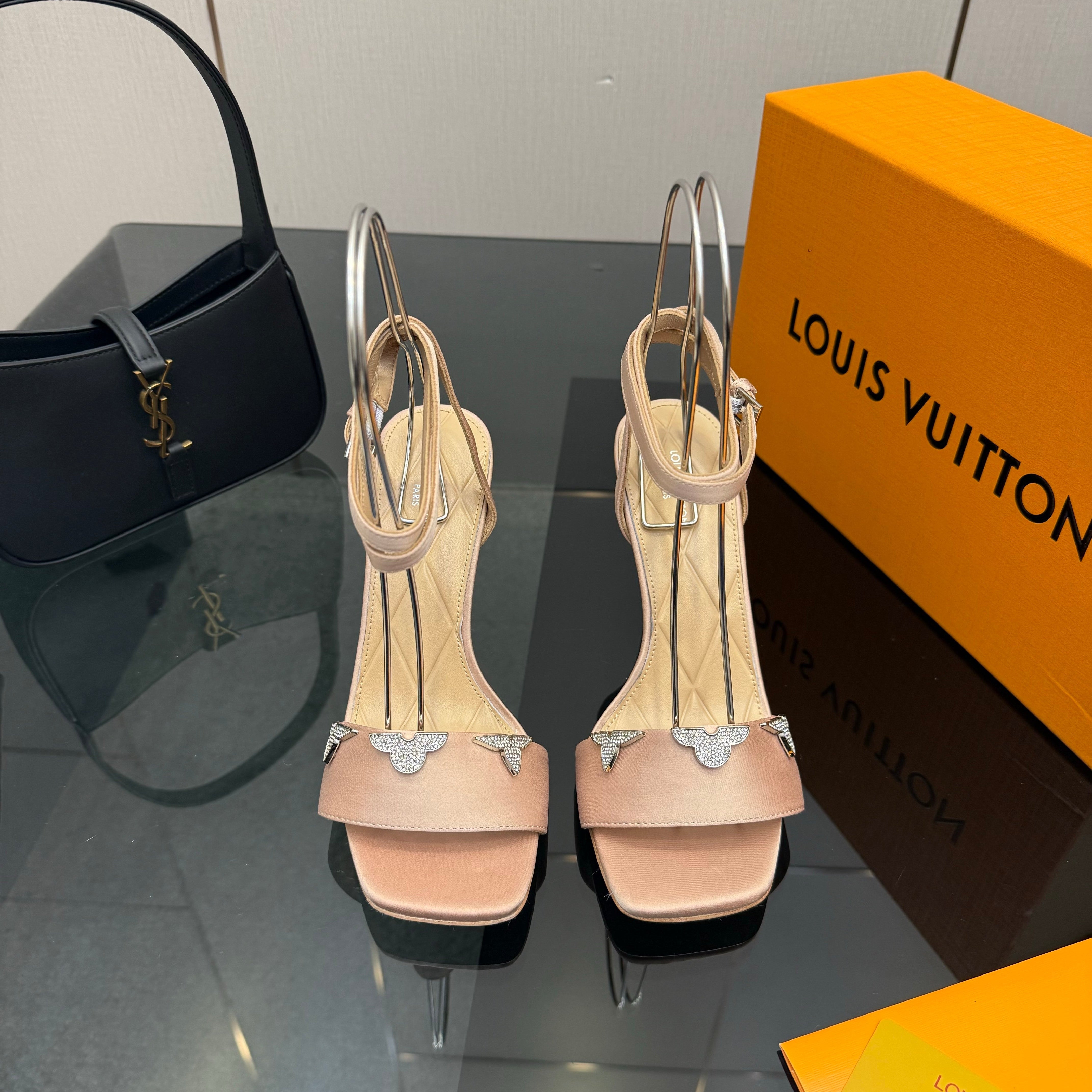 LV 26ss High Heeled Sandals 100 Nude Satin Leather 629622