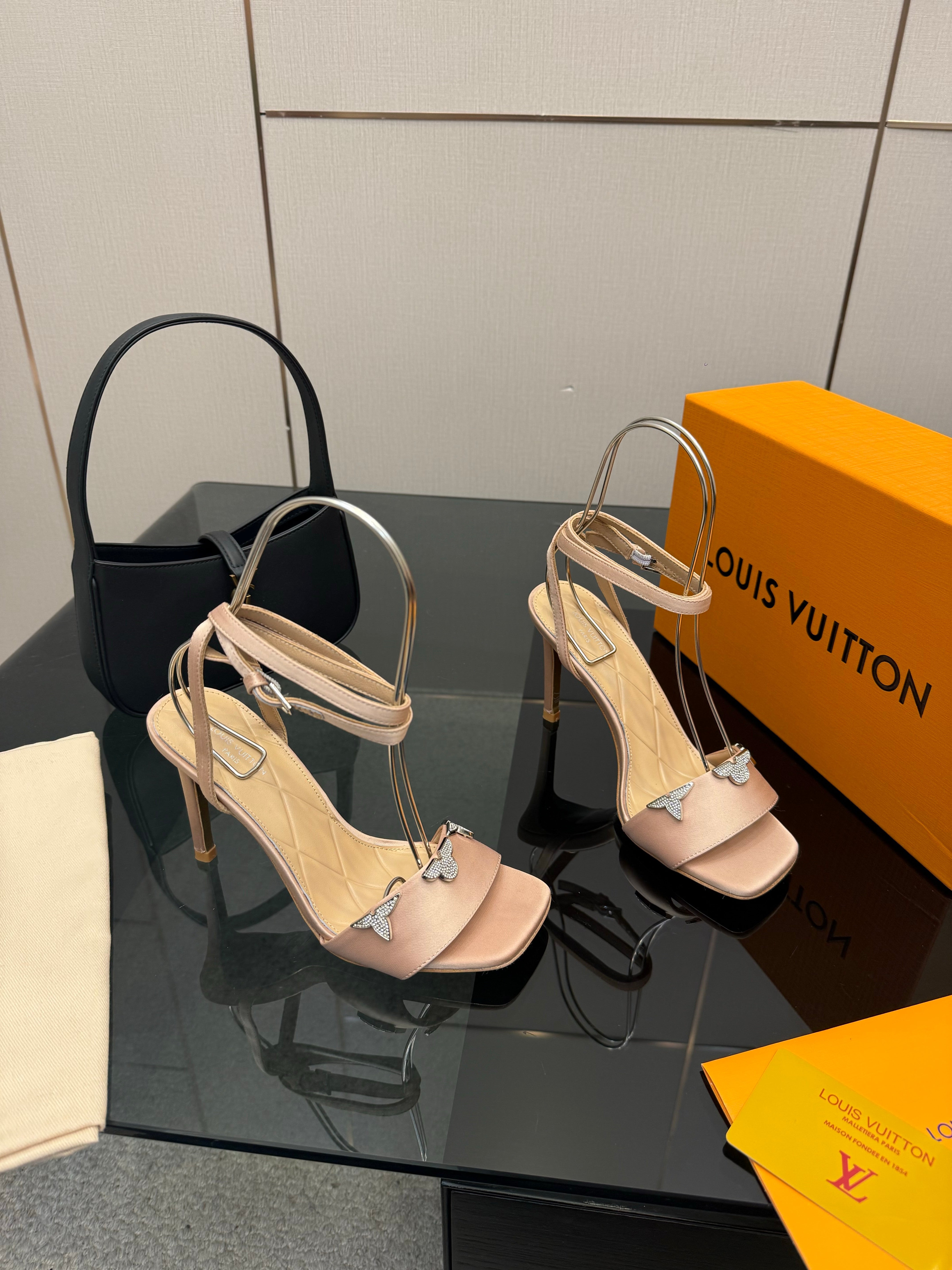 LV 26ss High Heeled Sandals 100 Nude Satin Leather 629622