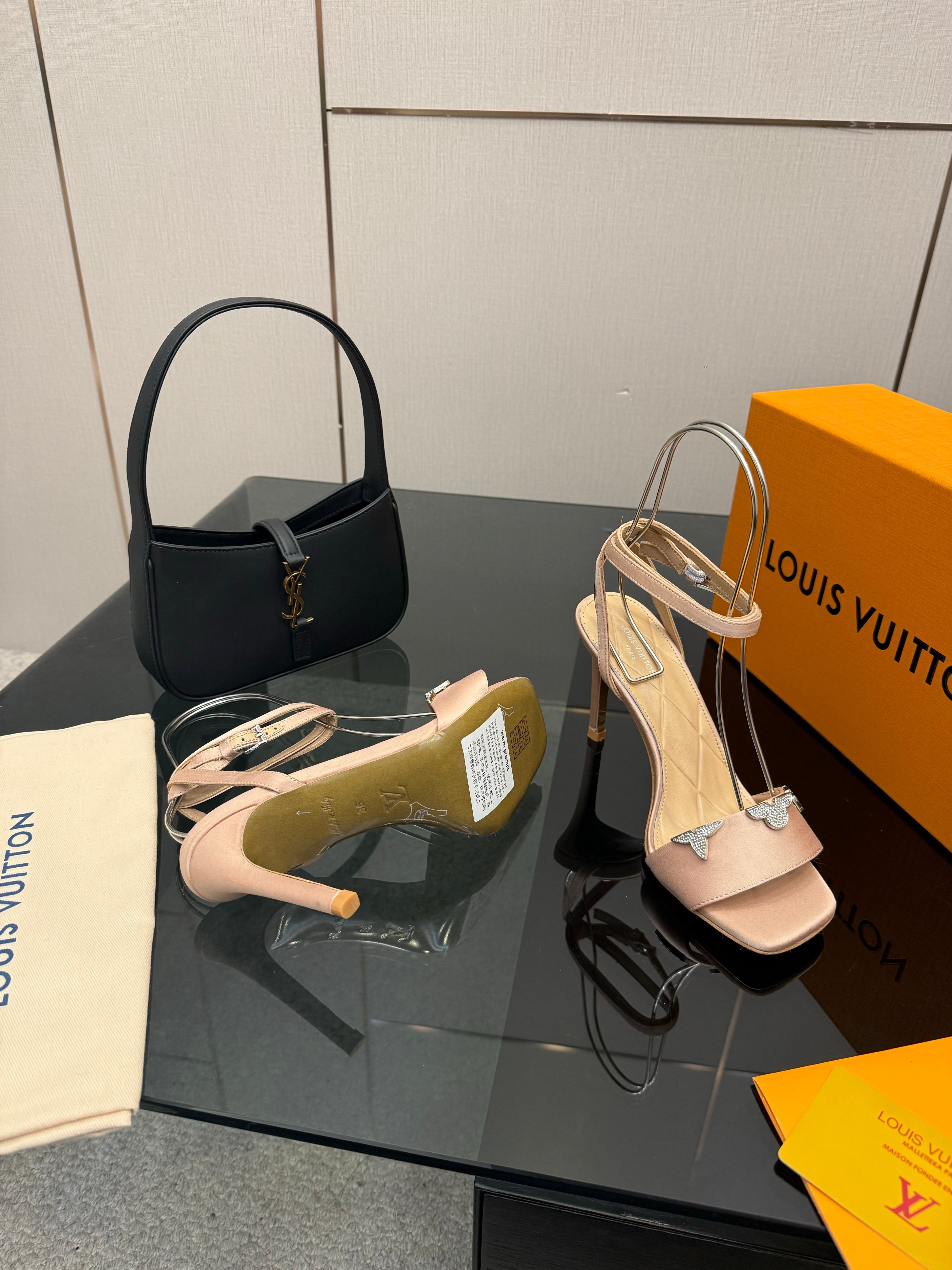 LV 26ss High Heeled Sandals 100 Nude Satin Leather 629622