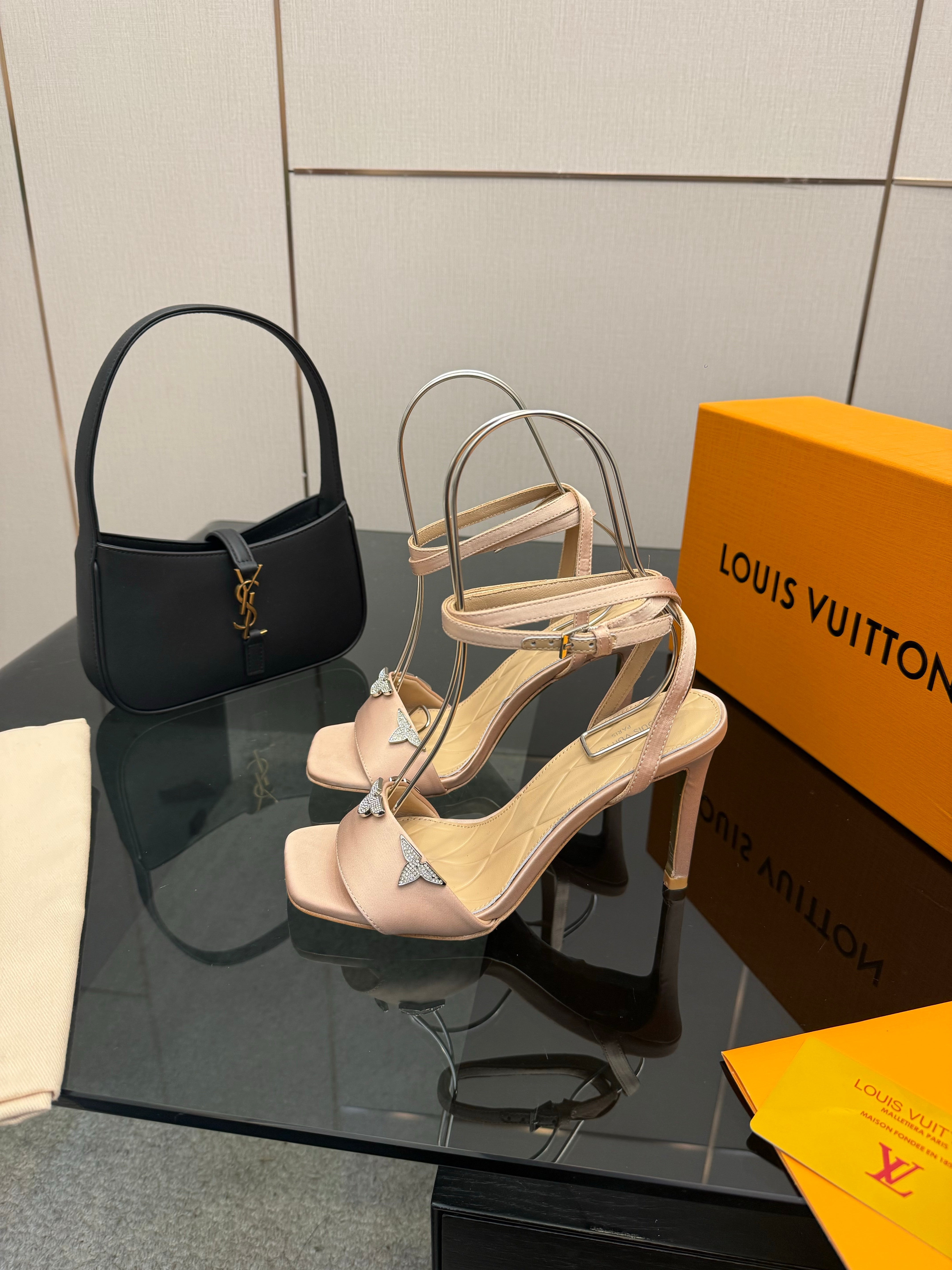LV 26ss High Heeled Sandals 100 Nude Satin Leather 629622