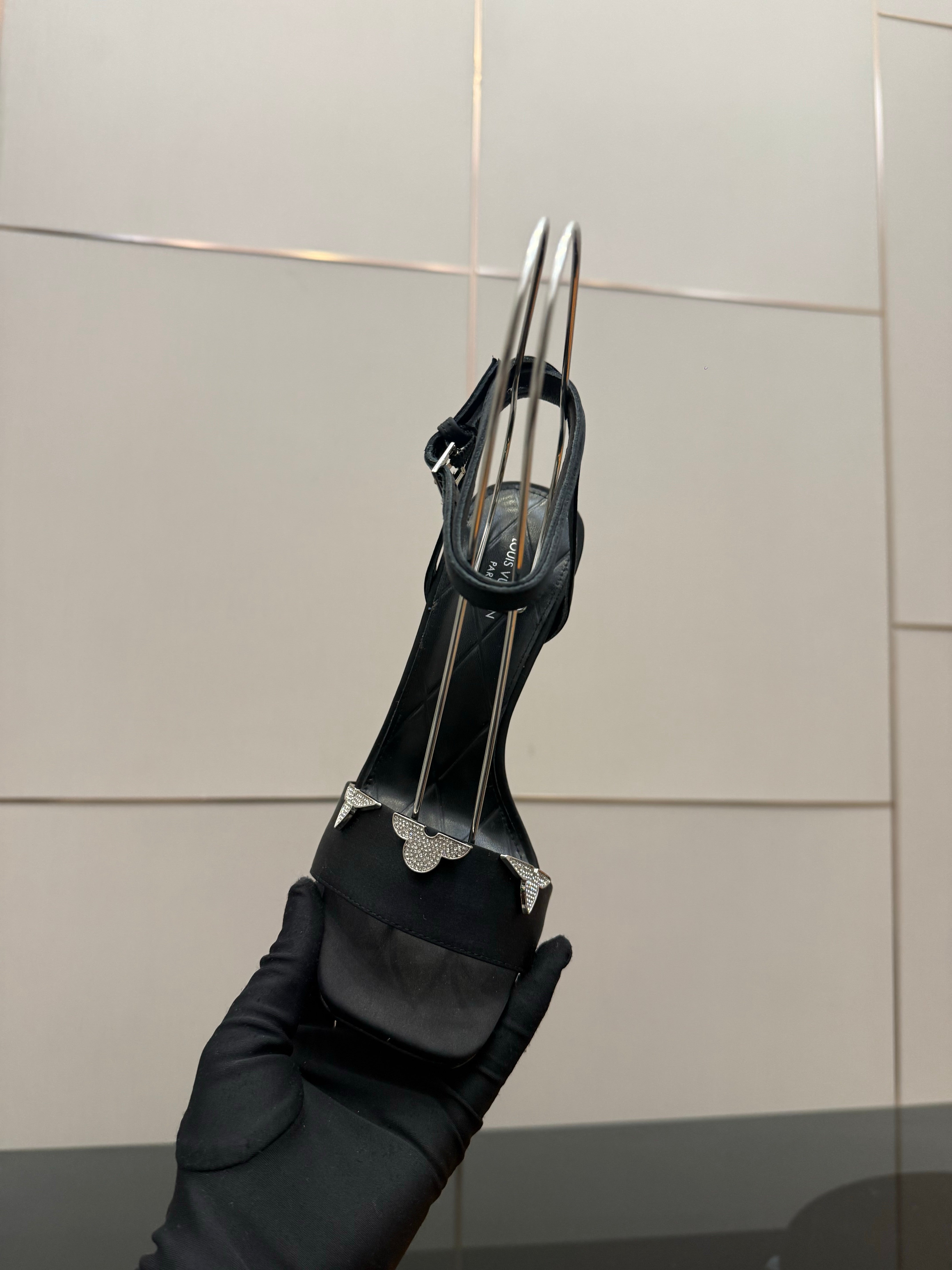 LV 26ss High Heeled Sandals 100 Black Satin Leather 629624