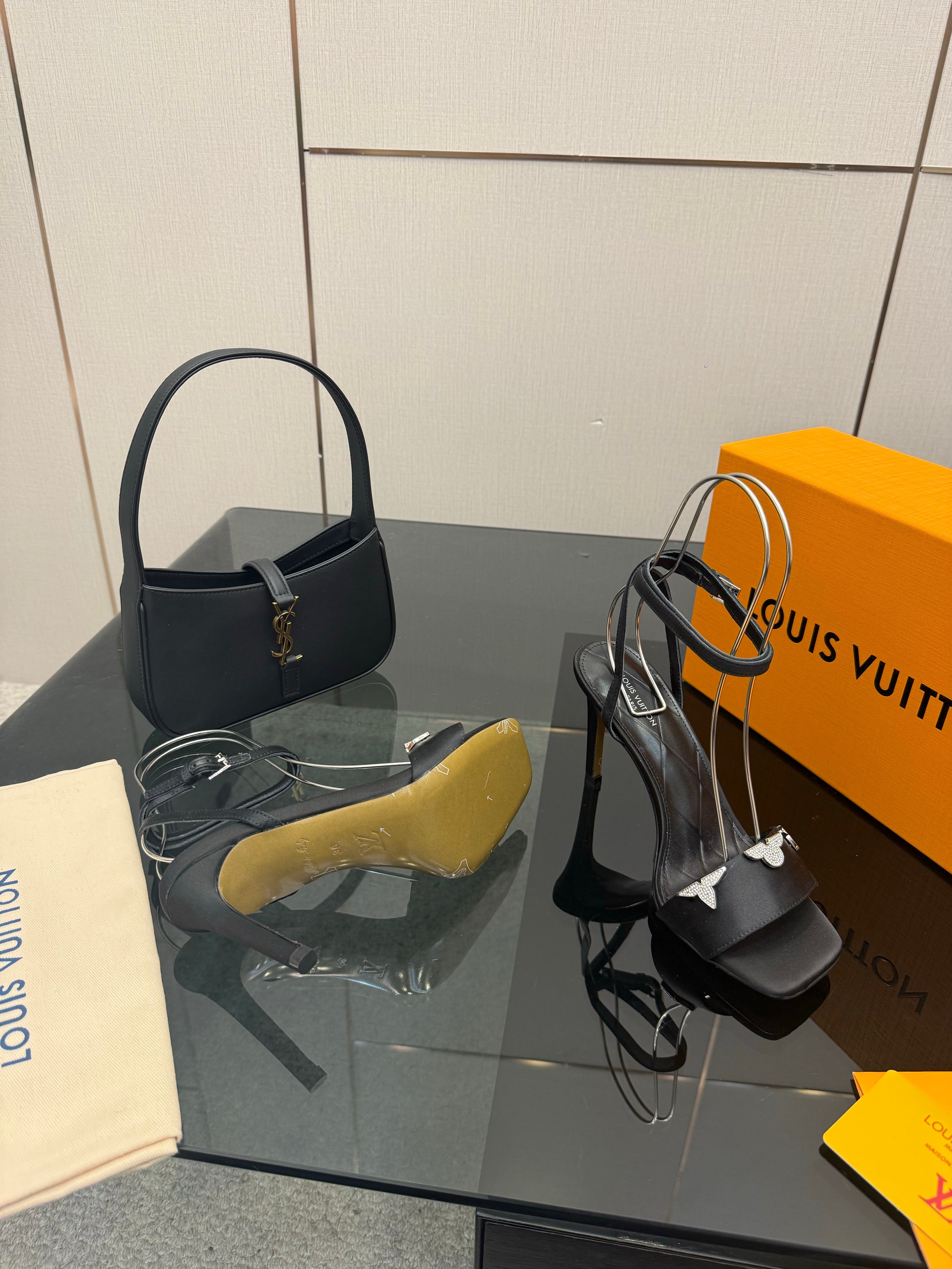 LV 26ss High Heeled Sandals 100 Black Satin Leather 629624