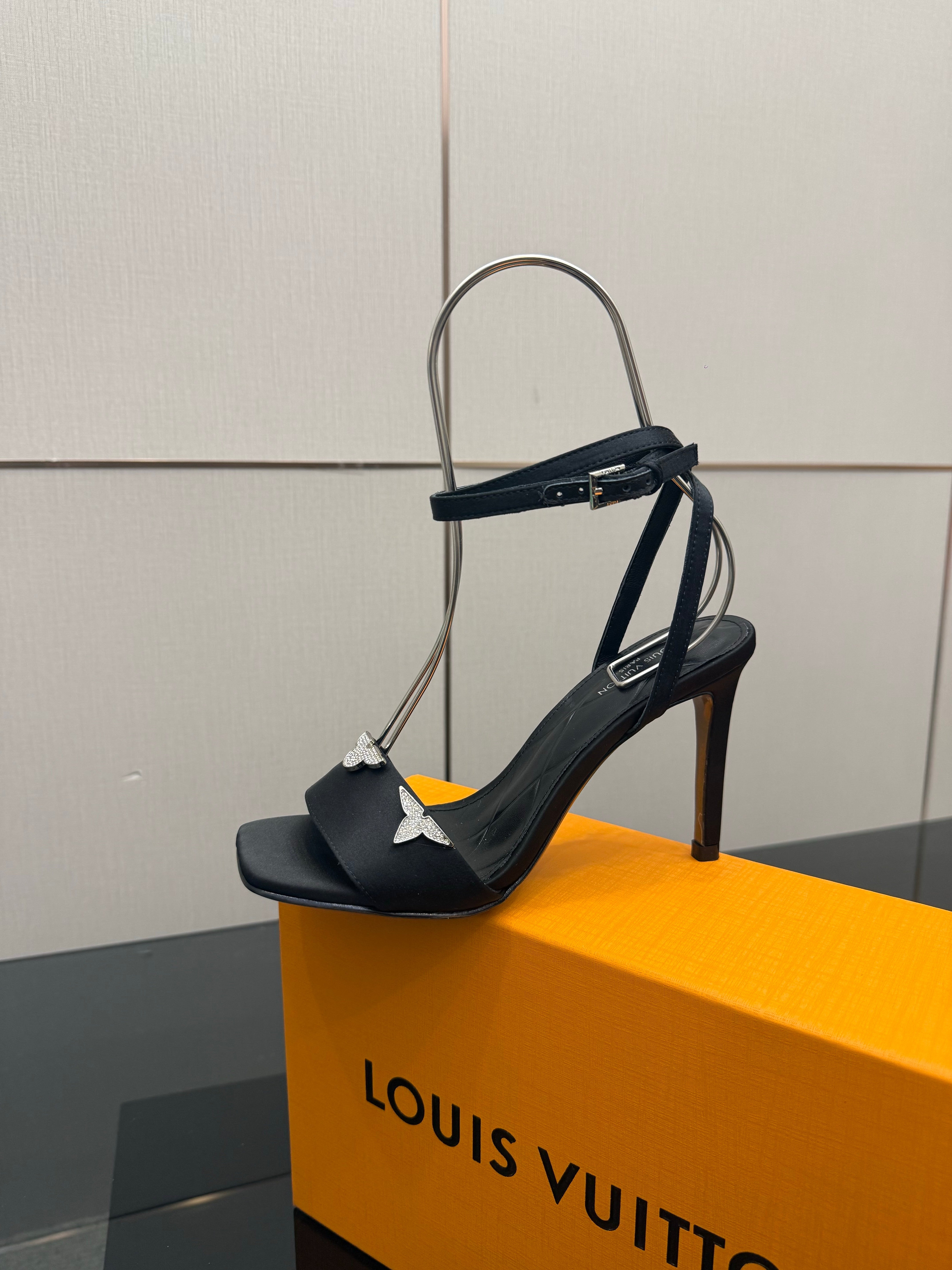 LV 26ss High Heeled Sandals 100 Black Satin Leather 629624