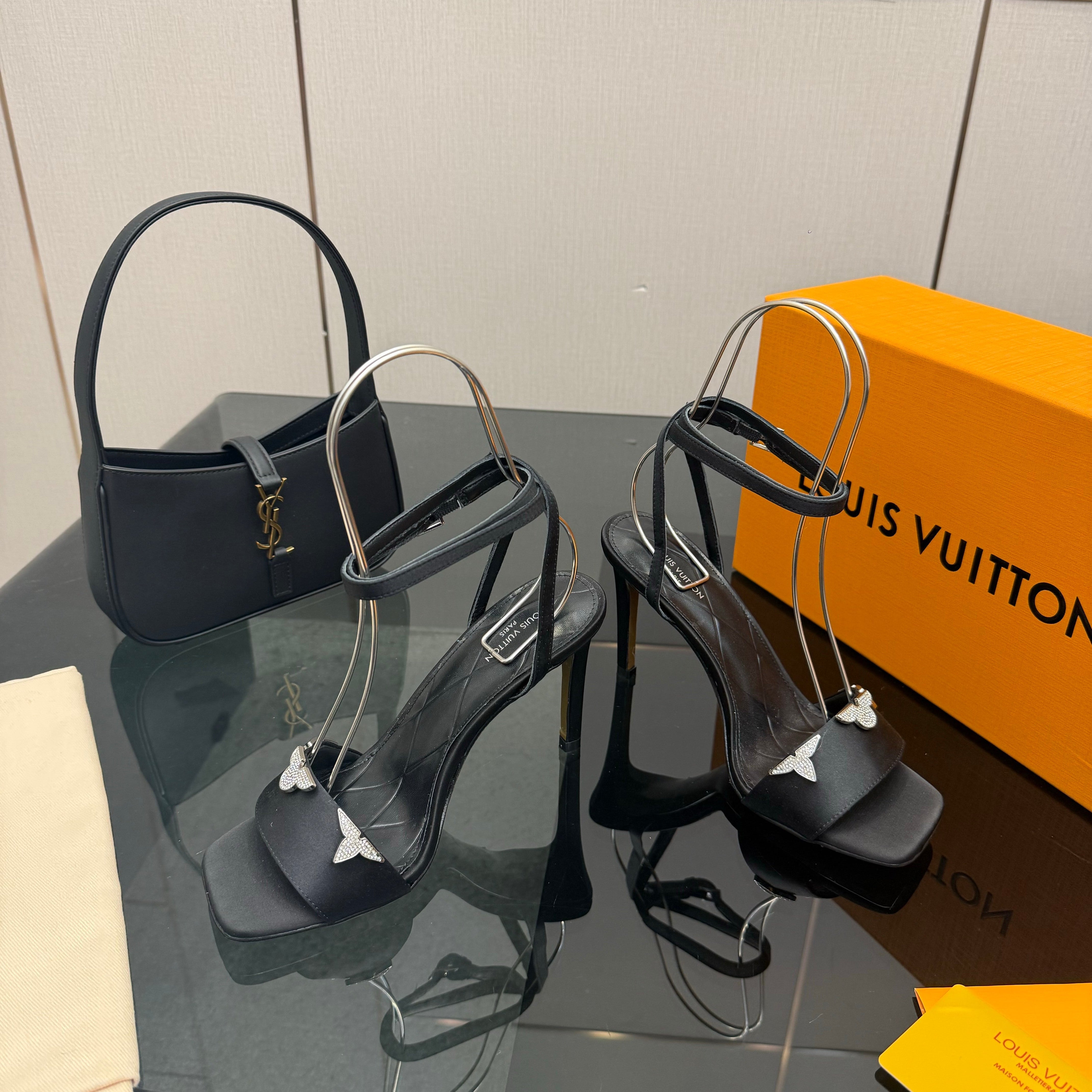 LV 26ss High Heeled Sandals 100 Black Satin Leather 629624