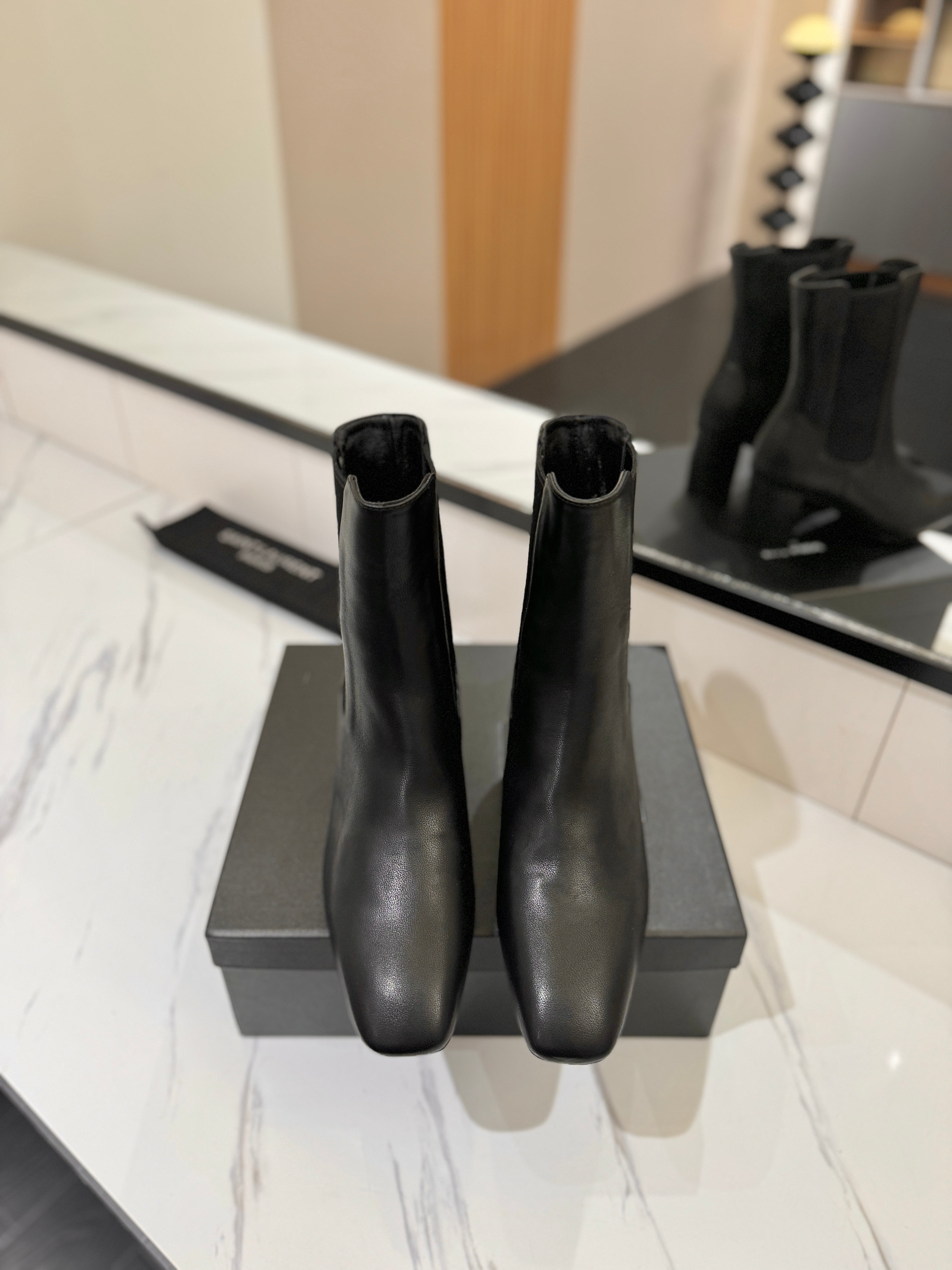 YSL 25 Chelsea Mid-heeled Boot Black Calfskin 520778