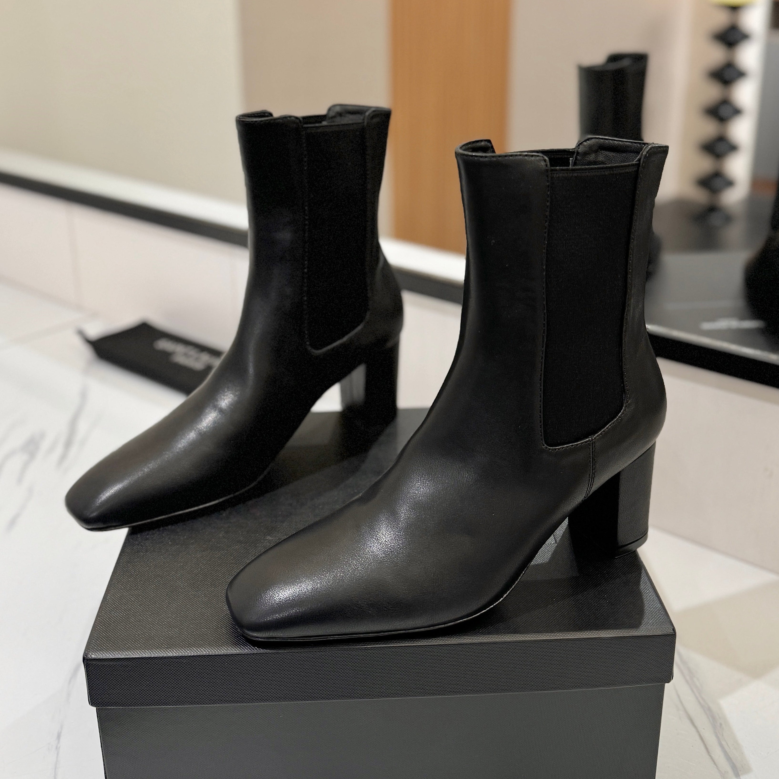 YSL 25 Chelsea Mid-heeled Boot Black Calfskin 520778