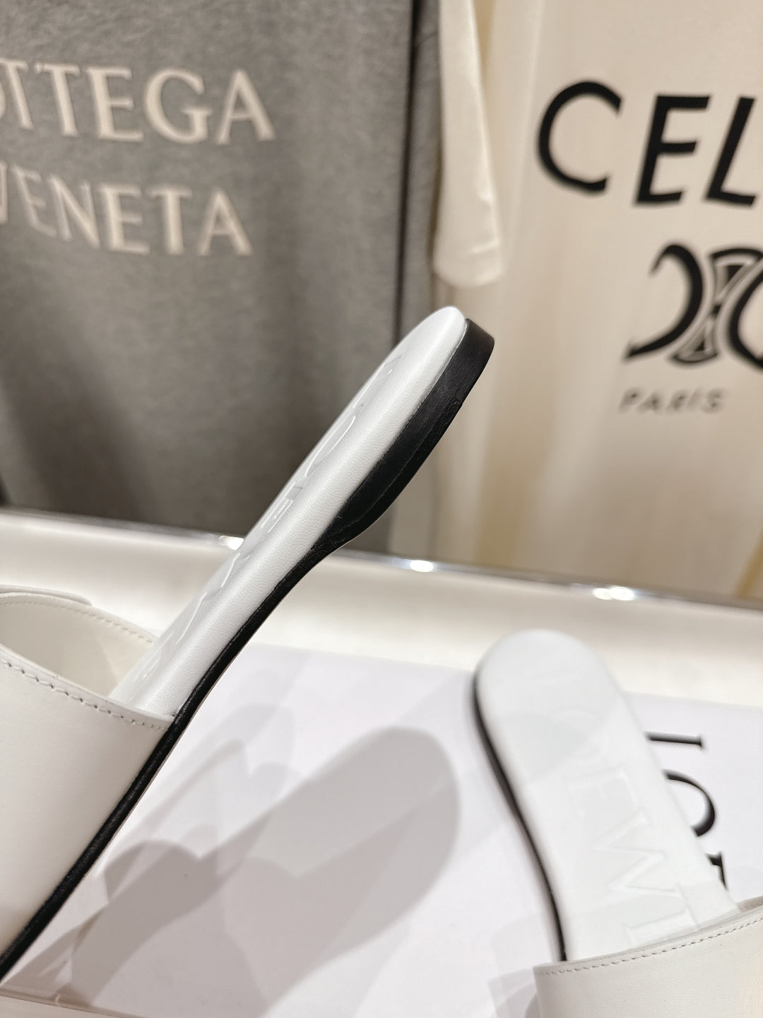 Loewe 25 Pebble Slide White Calfskin