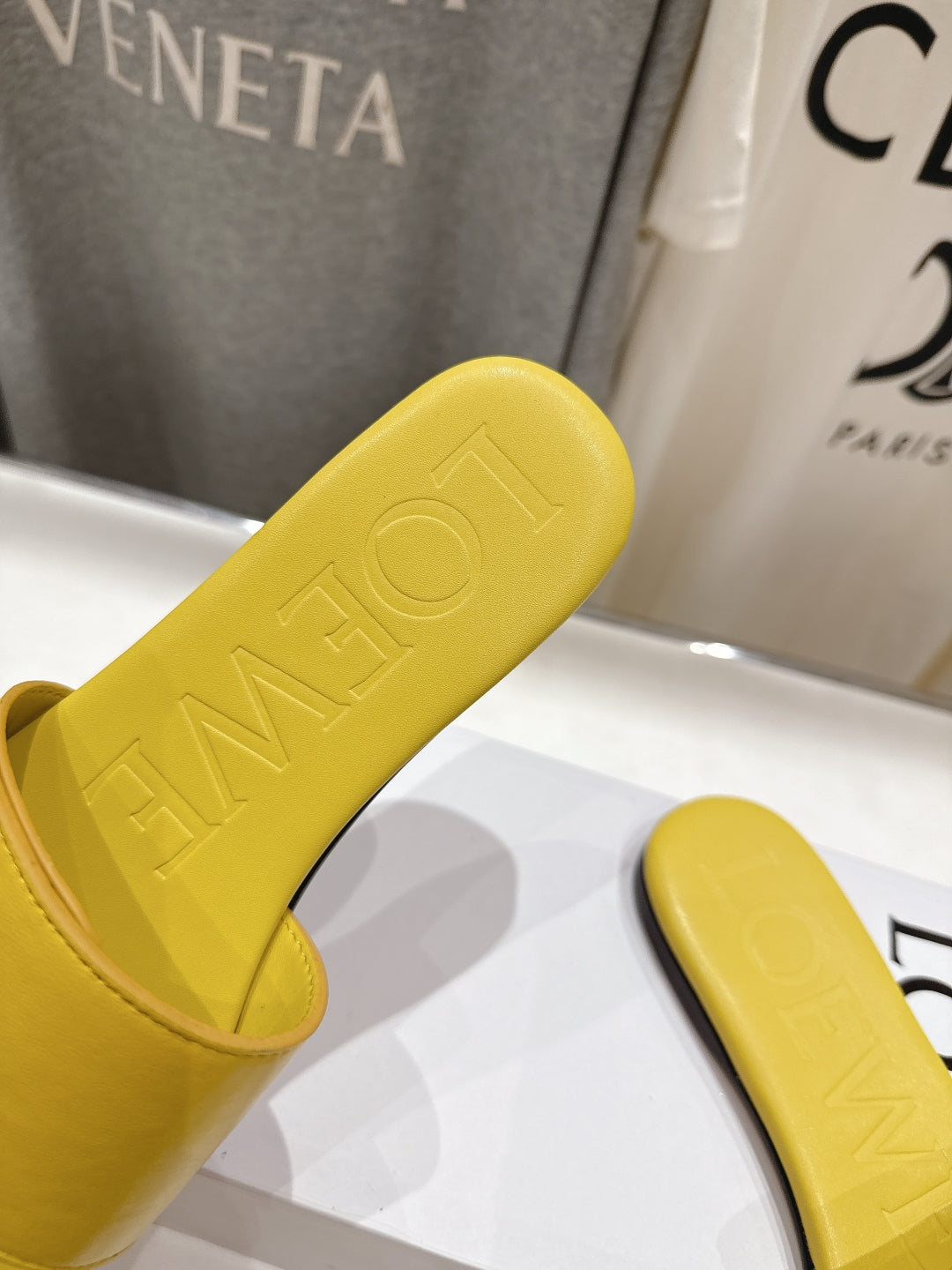 Loewe 25 Pebble Slide Yellow Calfskin