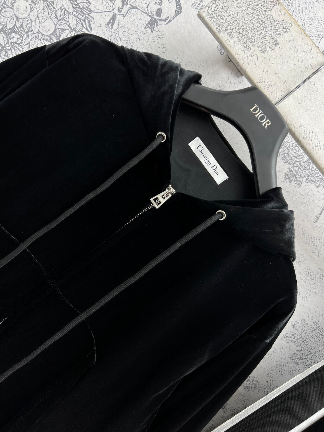 CD 25 Contrast Ribbon Suit Black velvet